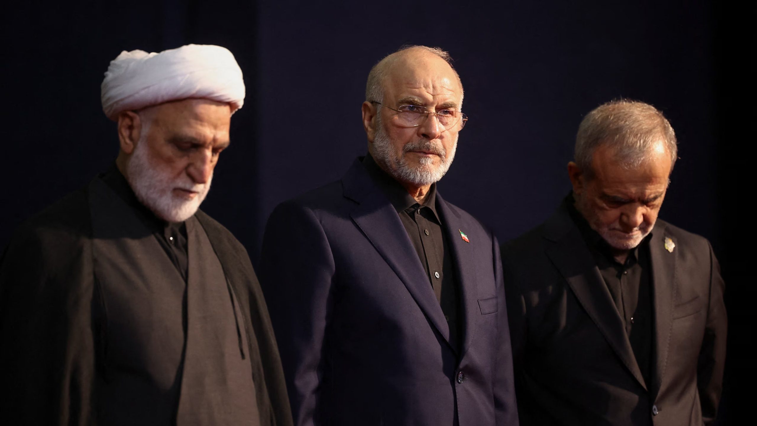 El presidente del régimen de Irán, Masoud Pezeshkian, junto al presidente del Parlamento, Mohammad Baqer Qalibaf, y el jefe del Poder Judicial, Gholamhossein Mohseni Ejei, asisten a una ceremonia en memoria de Ali Khamenei en Teherán