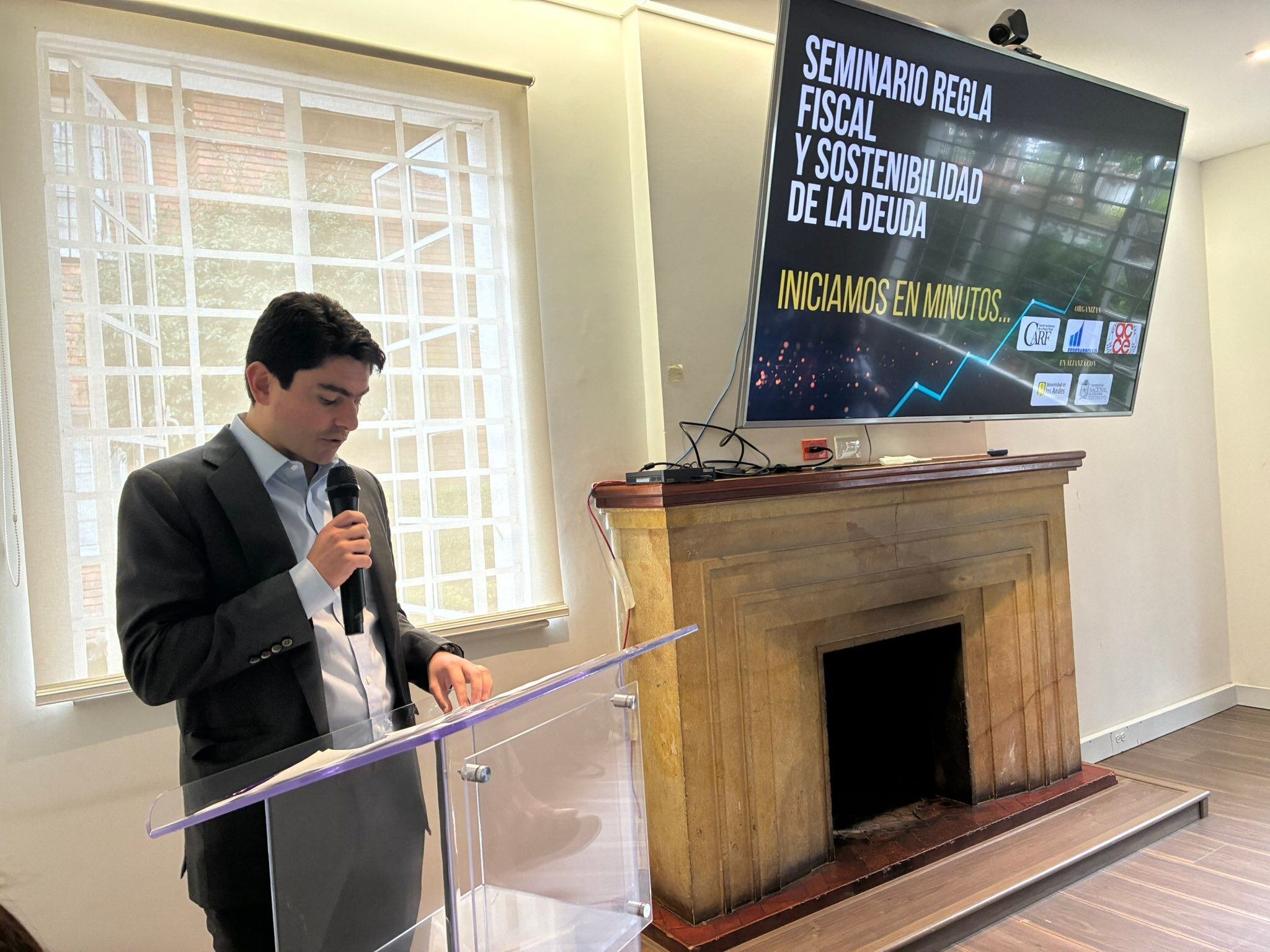 Juan Sebastián Betancur, director técnico del Carf, intervino en el seminario “Regla Fiscal y Sostenibilidad de la Deuda” - crédito Carf