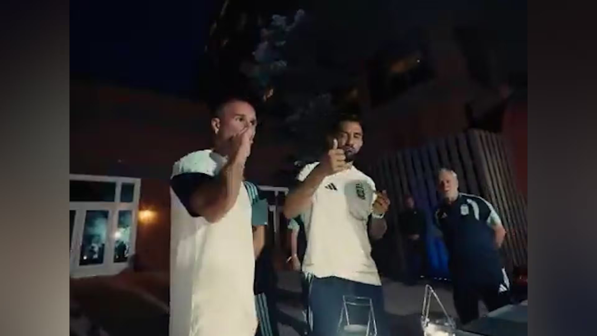 Nico González y Alexis Mac Allister, cerca de la parrilla durante el asado de la selección argentina