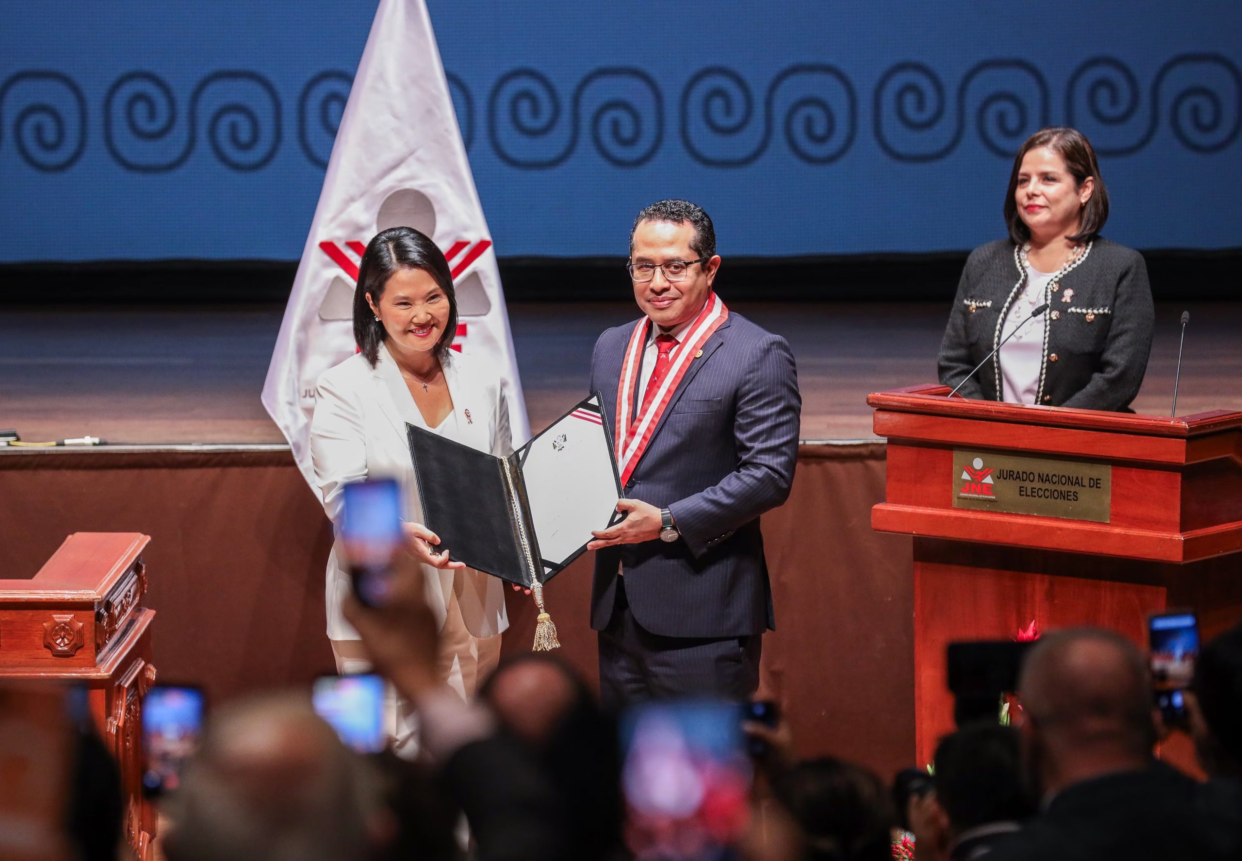 La presidenta electa fue acreditada oficialmente por el Jurado Nacional de Elecciones en el Gran Teatro Nacional. Fotos y videos muestran los momentos más destacados de la ceremonia y las celebraciones posteriores. Difusión
