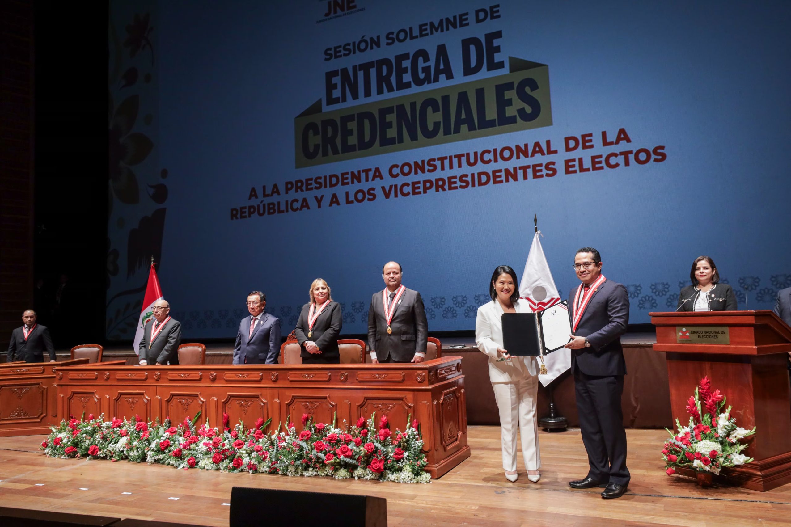 Keiko Fujimori recibe las credenciales como presidenta electa del Perú para el periodo 2026-2031 de manos del Jurado Nacional de Elecciones en el Gran Teatro Nacional de Lima. (Jurado Nacional de Elecciones)