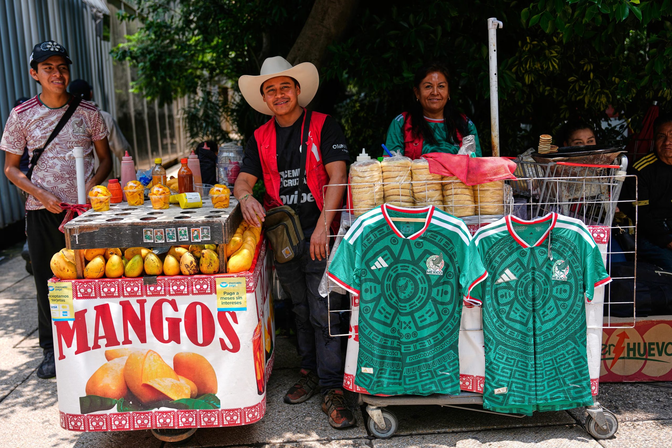 Réplicas no autorizadas de la camiseta de la selección de México en el Mundial a la venta en una calle de la Ciudad de México, el martes 30 de junio de 2026. (AP Foto/Marco Ugarte)