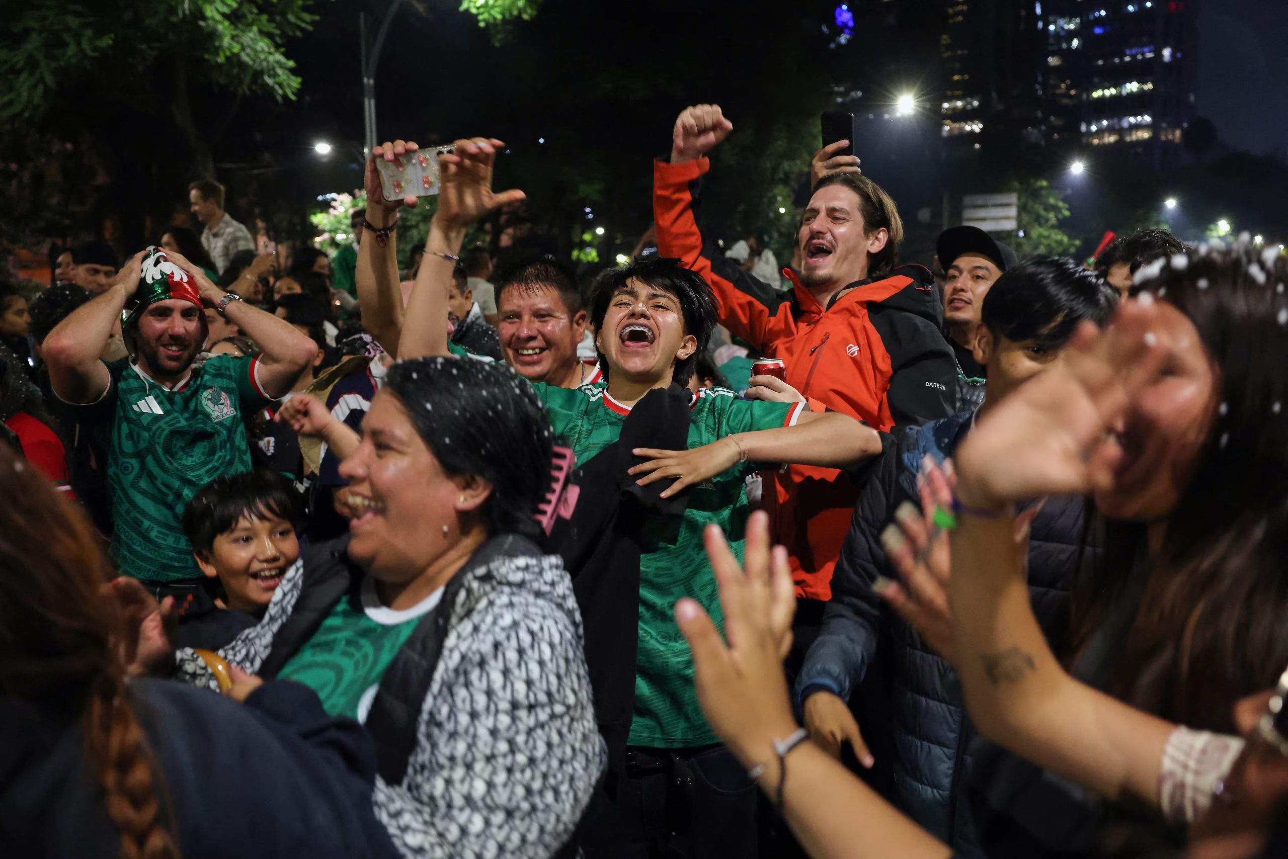 Un jubilado de 66 años, Arturo de la Rosa, dice que el festejo funciona como una válvula de escape ante el clima de presión en la sociedad, durante los festejos tras el triunfo. (Photo by Claudia Rosel / AFP)