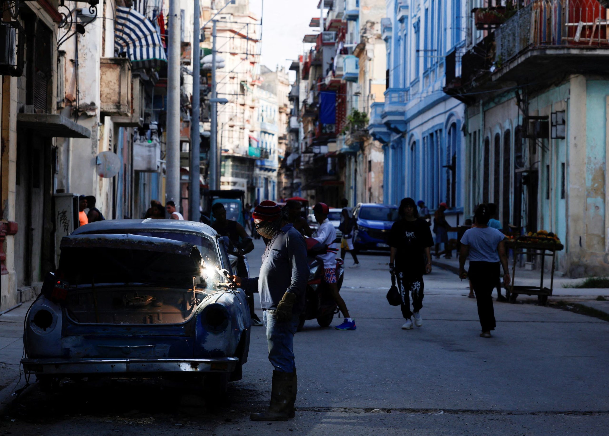 Un hombre suelda un coche antiguo, en La Habana, Cuba. 17 de junio de 2026 (REUTERS/Norlys Perez)