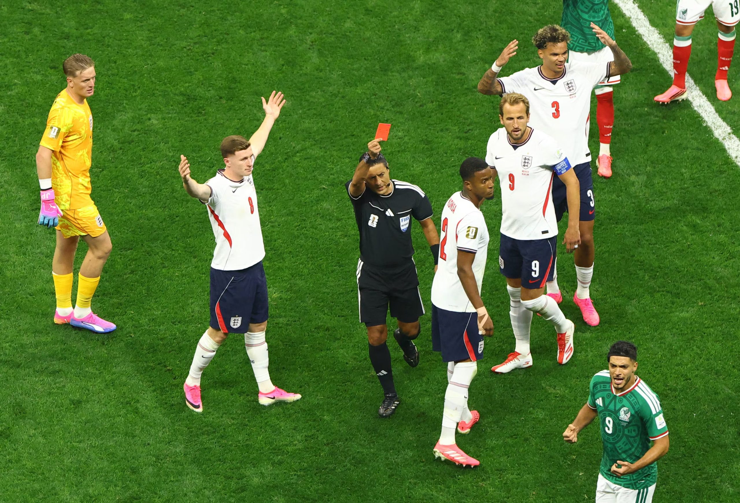 Fútbol - Copa Mundial de la FIFA 2026 - Octavos de final - México vs. Inglaterra - Estadio Azteca, Ciudad de México, México - 5 de julio de 2026. El árbitro Alireza Faghani muestra tarjeta roja a Jarell Quansah de Inglaterra. REUTERS/Henry Romero