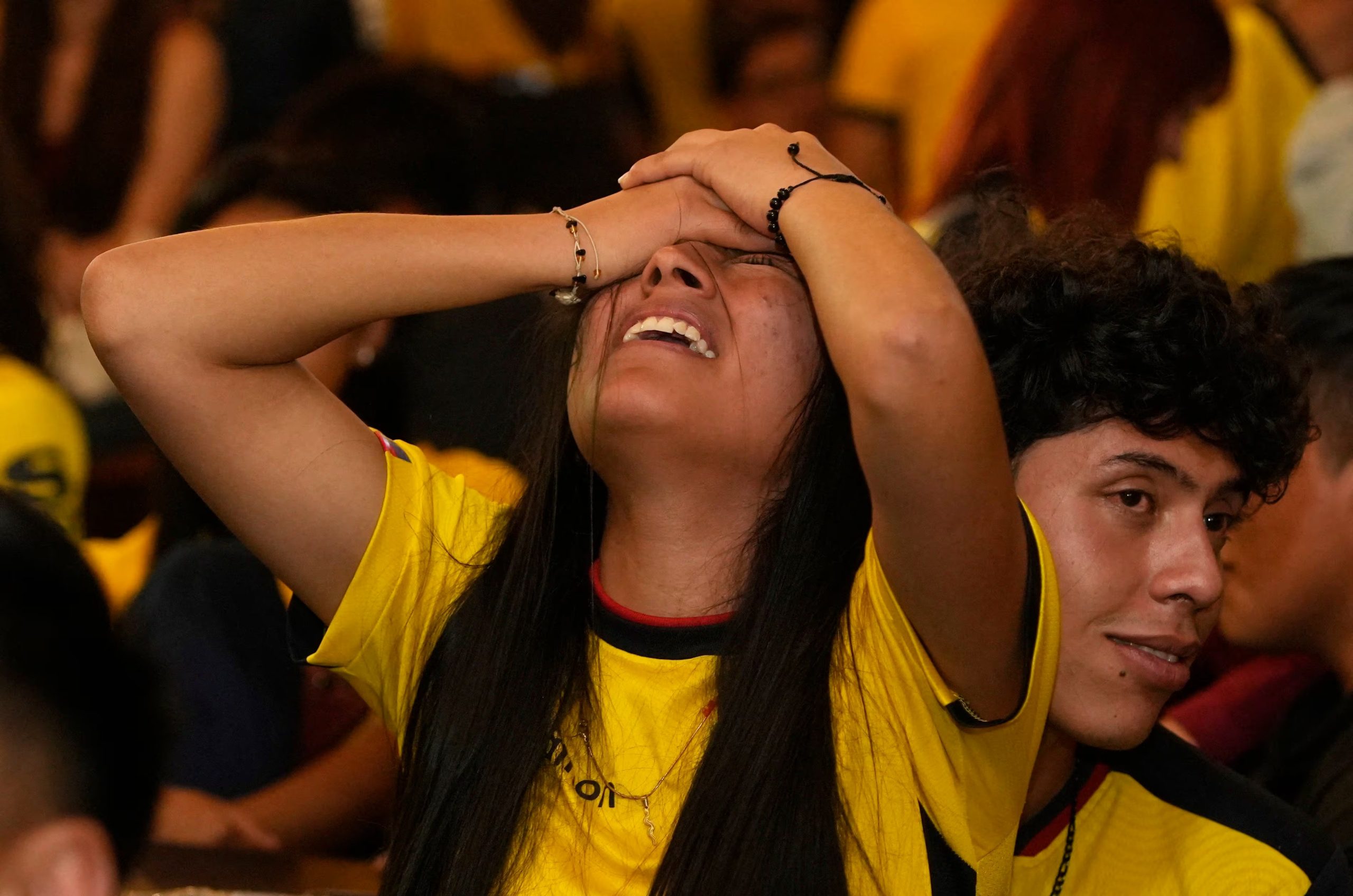 Gente de Ecuador tristes tras eliminación a manos de México. REUTERS/Cristina Vega