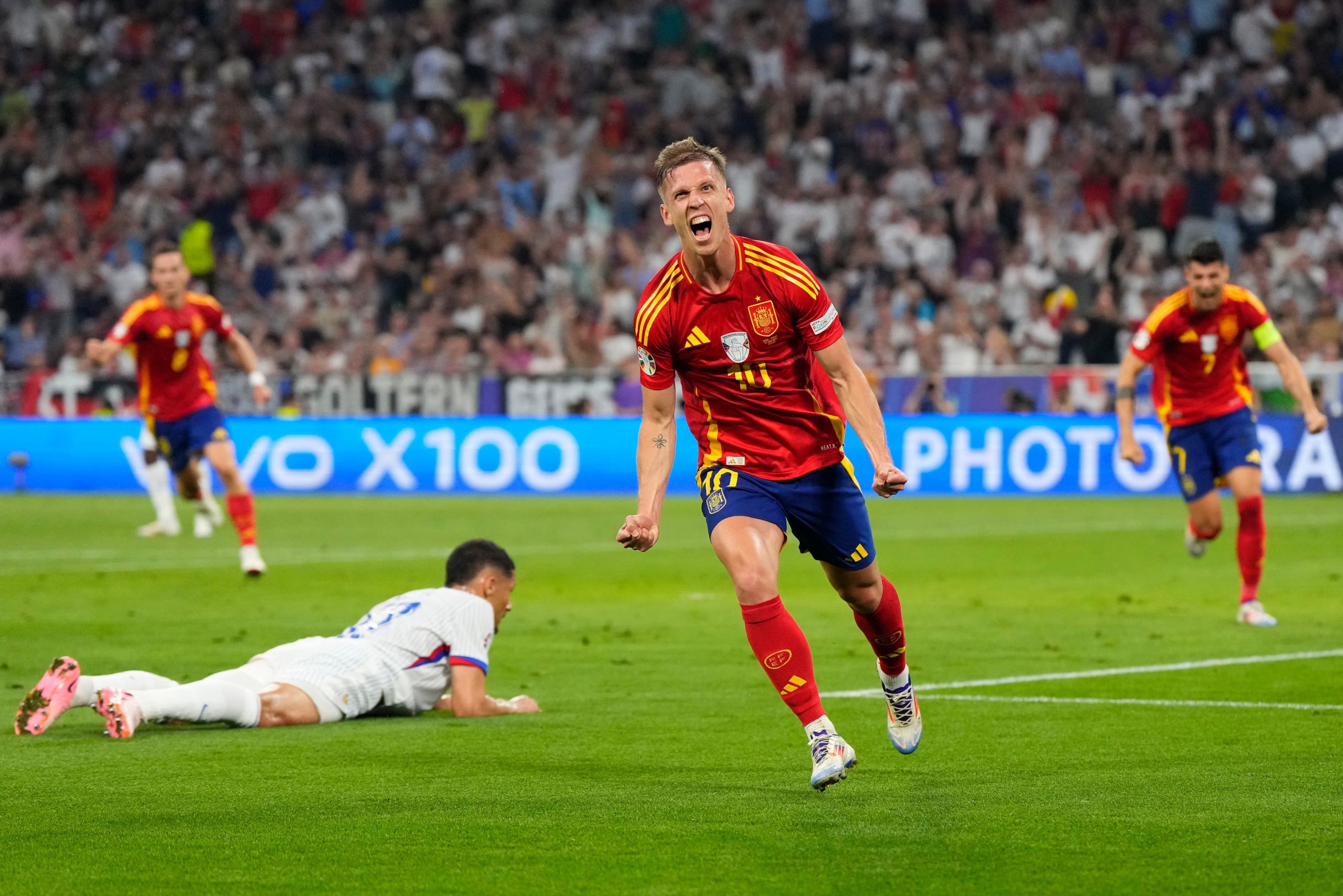 Dani Olmo celebra el gol de la remontada en la Eurocopa 2024. (AP Foto/Manu Fernandez)