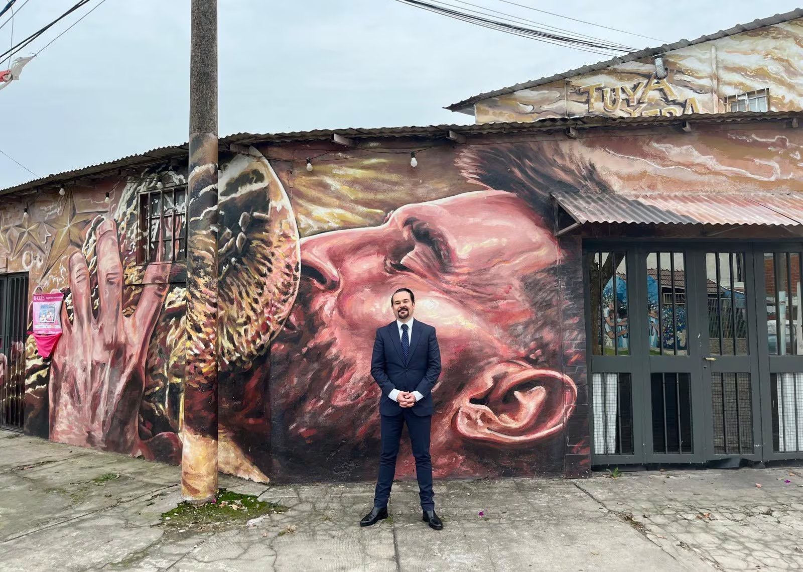 Romain Nadal, embajador de Francia, frente a un mural de Messi en Rosario. Foto: gentileza Nadal