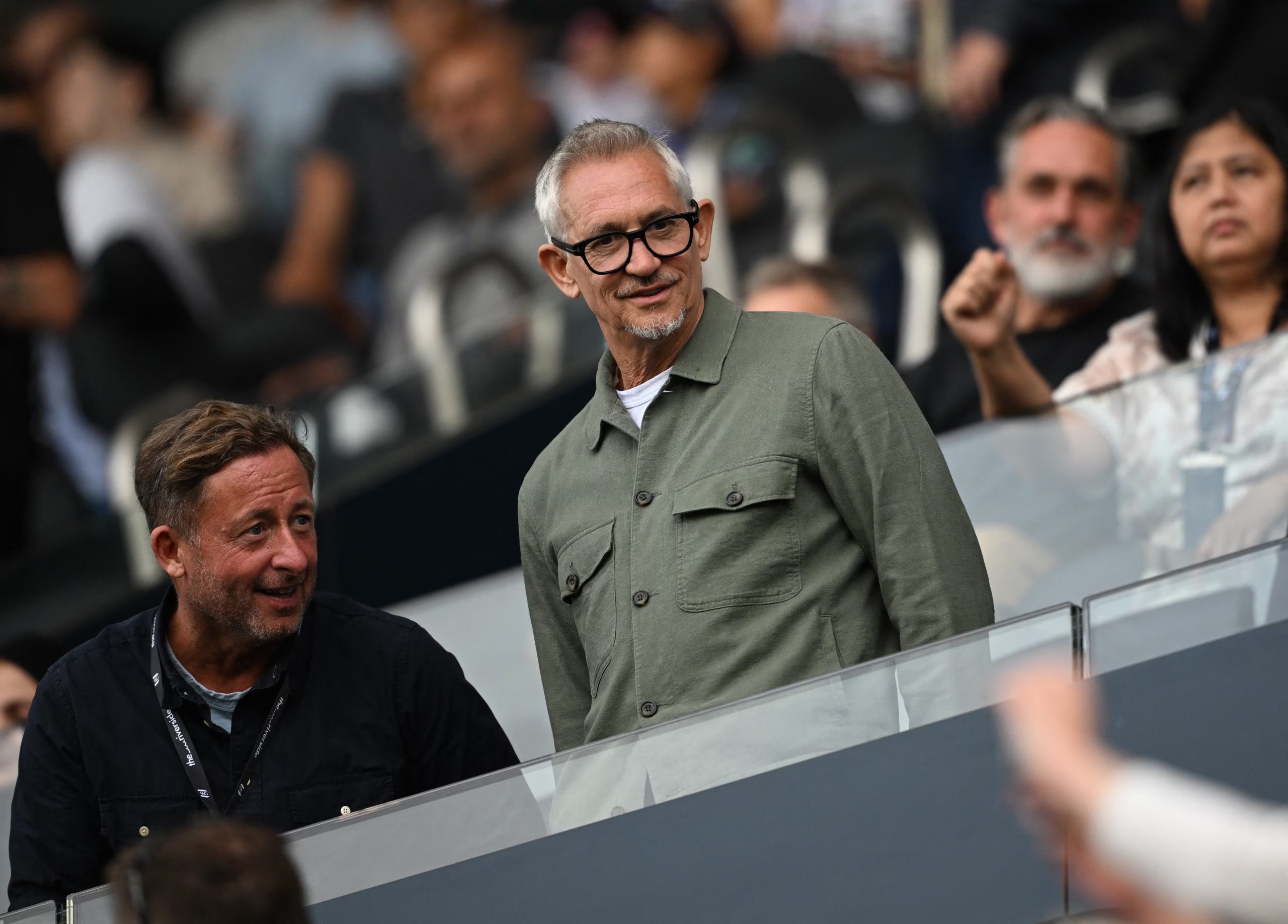 Gary Lineker cuestionó en 'The Rest Is Football 'la intervención del VAR y sostuvo que en la repetición no se advertía una desviación del balón - crédito Dylan Martinez/REUTERS