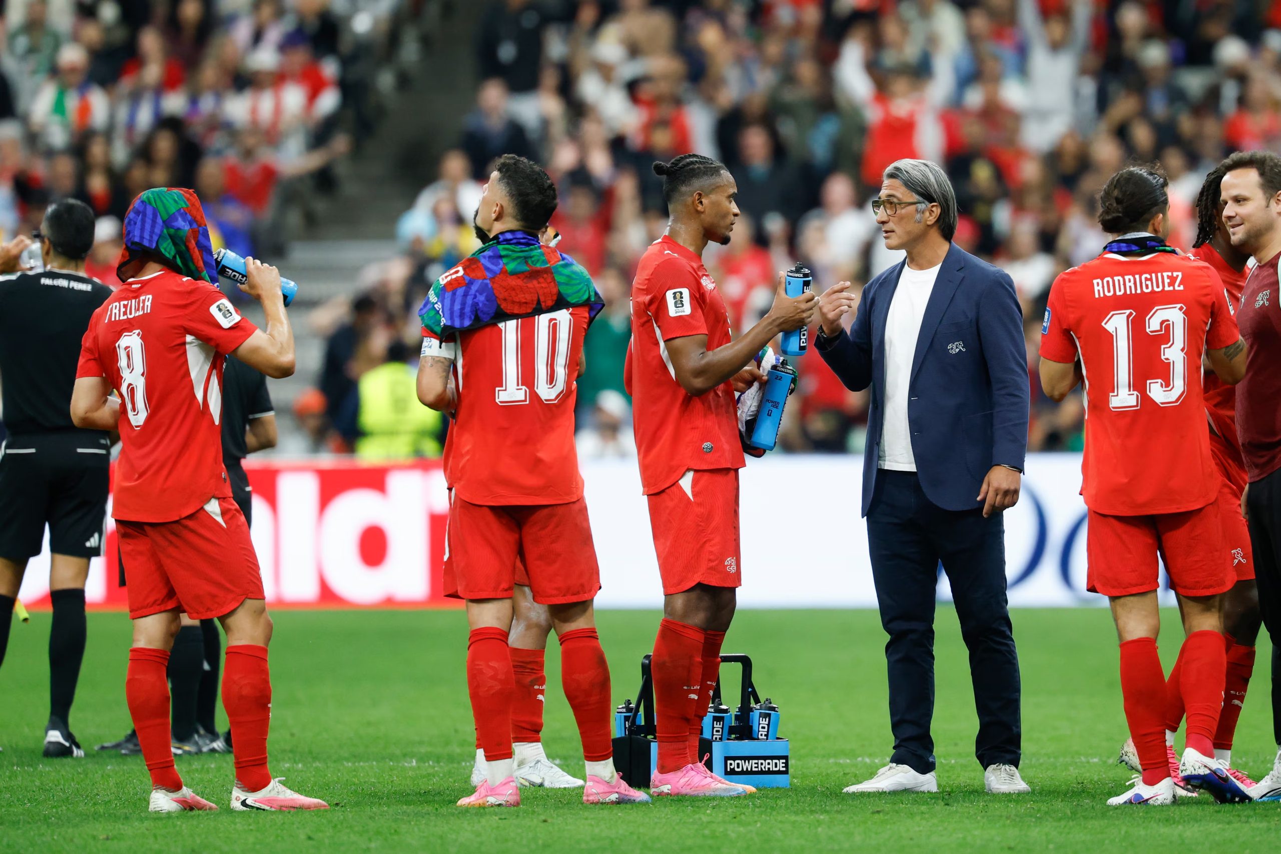 De izquierda a derecha, los suizos Remo Freuler, Granit Xhaka, Manuel Akanji, el seleccionador Murat Yakin y Ricardo Rodríguez durante un descanso por hidratación en el partido ante Argelia del Mundial 2026. Suiza será el próximo rival de Colombia en la Copa del Mundo - crédito Peter Klauzaner/EFE
