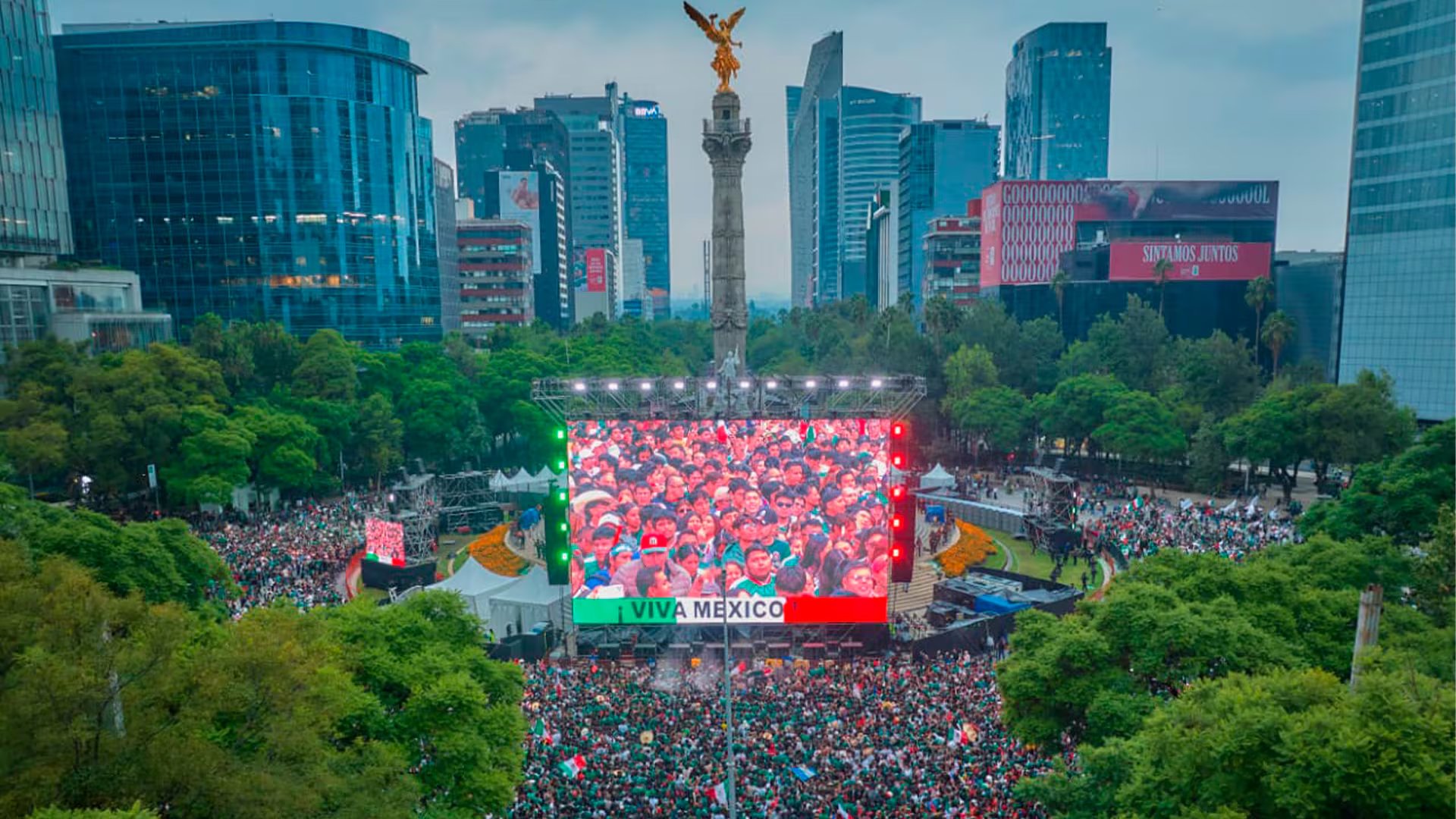 Vista panorámica de los aficionados que llegaron a Paseo de la Reforma para disfrutar del partido y las celebraciones. (Gob CDMX)