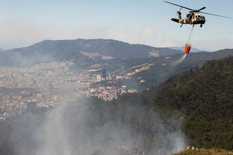 Colombia sumará helicópteros Firehawk, 80 carrotanques, dos buques logísticos y convenios departamentales, mientras la UNGRD reportó incendios, crecientes súbitas e inundaciones en varias regiones - crédito Antonio Cascio/Reuters