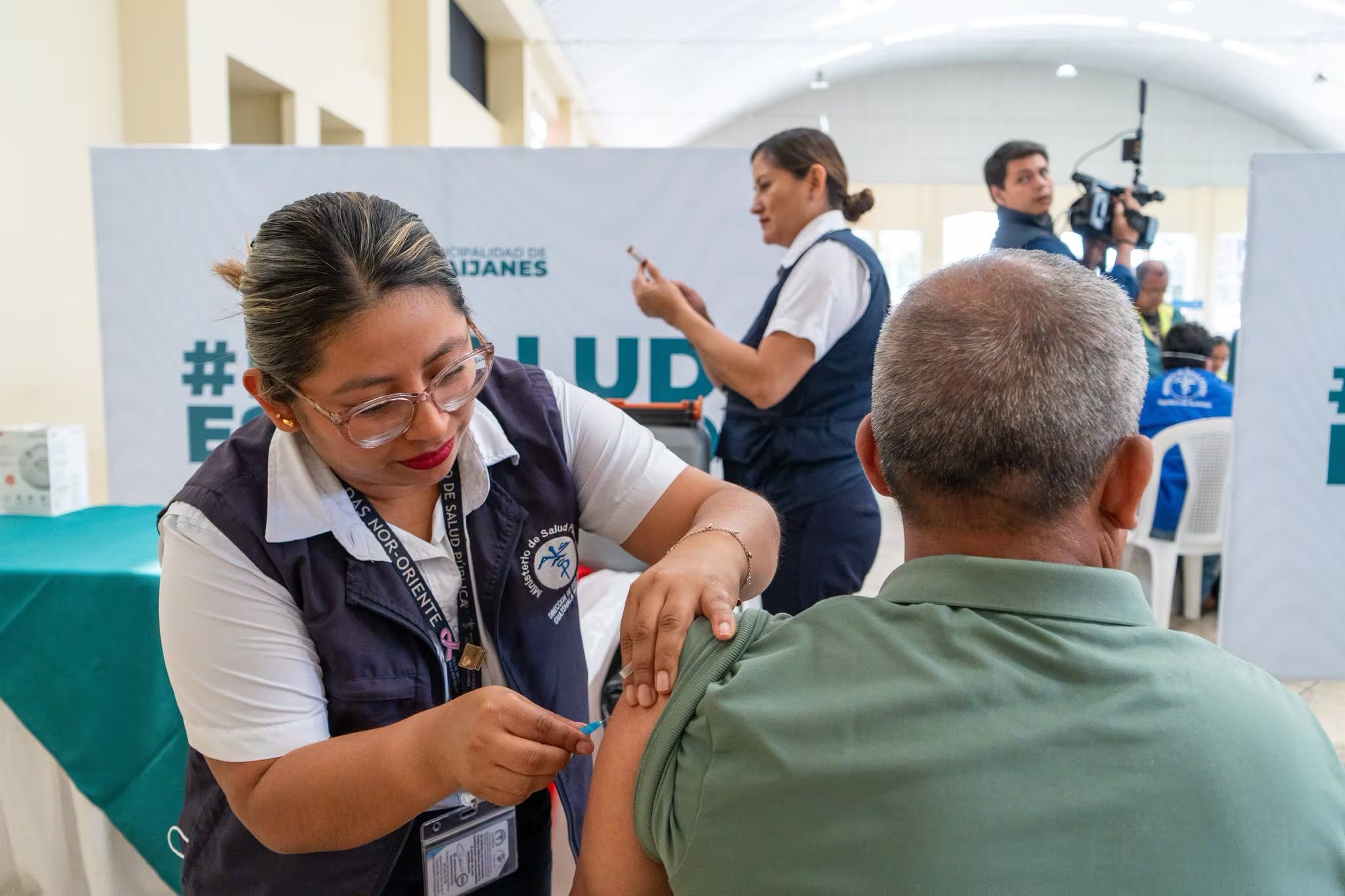 Personal de salud de Guatemala aplica una vacuna a un hombre en un punto de atención durante una campaña de inmunización. (Ministerio de Salud Pública y Asistencia Social de Guatemala)