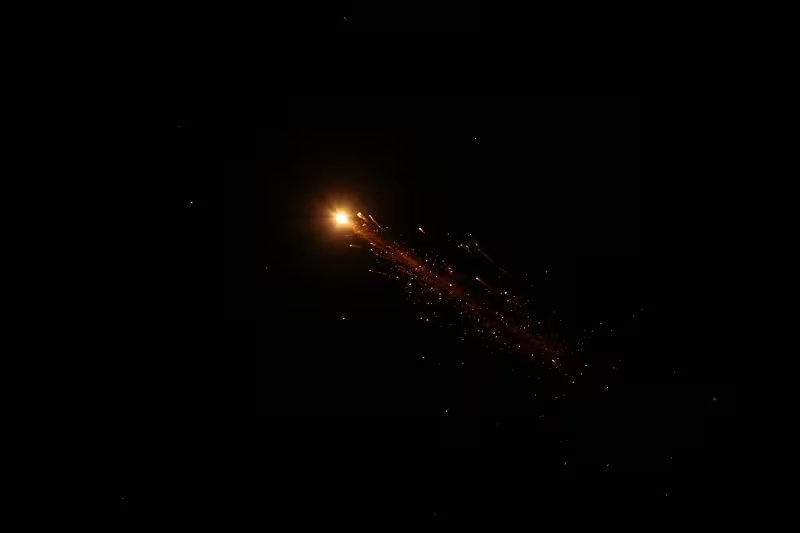 Estelas de fuego y luz surcan el cielo nocturno mientras se intercepta un misil iraní (REUTERS/Tyrone Siu)