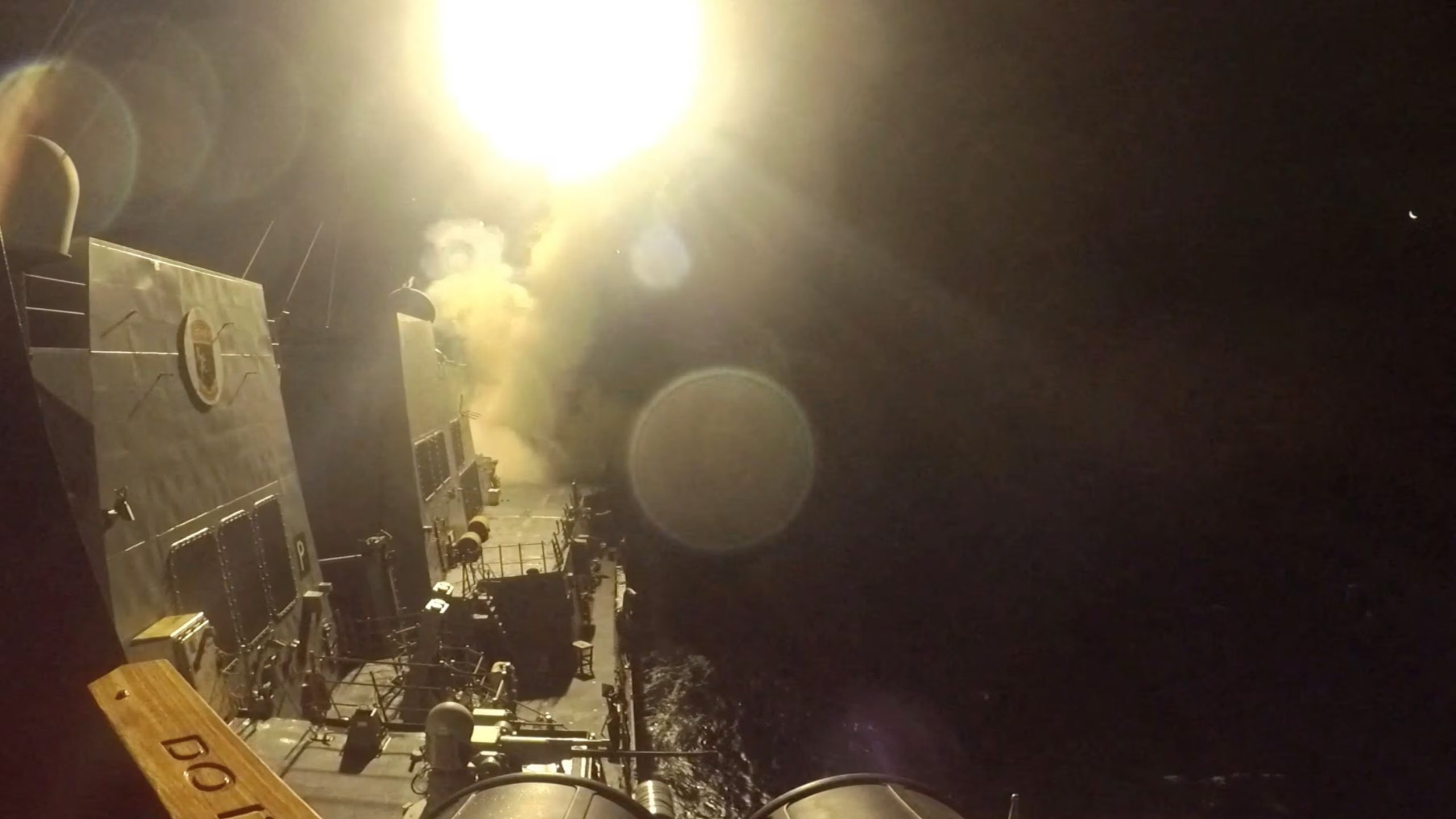 El USS Michael Murphy (DDG 112) lanza misiles de crucero Tomahawk desde una ubicación desconocida, mientras Estados Unidos emprendía nuevos ataques contra múltiples objetivos en Irán durante la noche (REUTERS/Archivo)