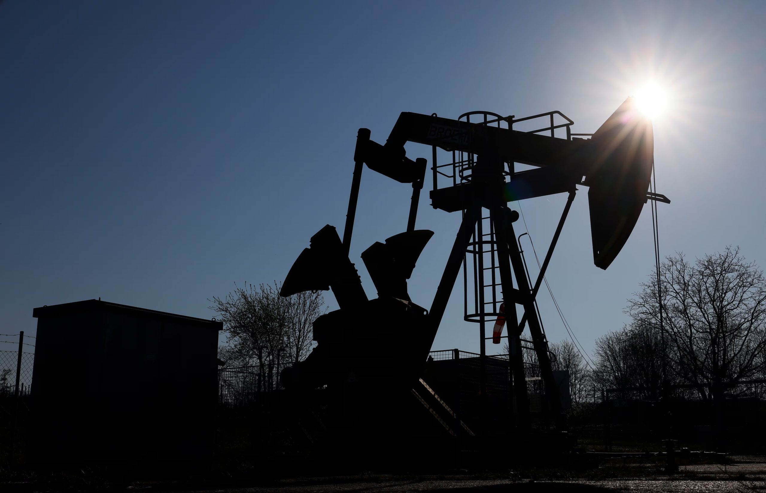 Fotografía de archivo de una bomba de petróleo en Alemania. EFE/EPA/RONALD WITTEK

