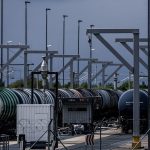 Petróleo sube con fuerza por bloqueo de EE.UU. a Irán en Ormuz