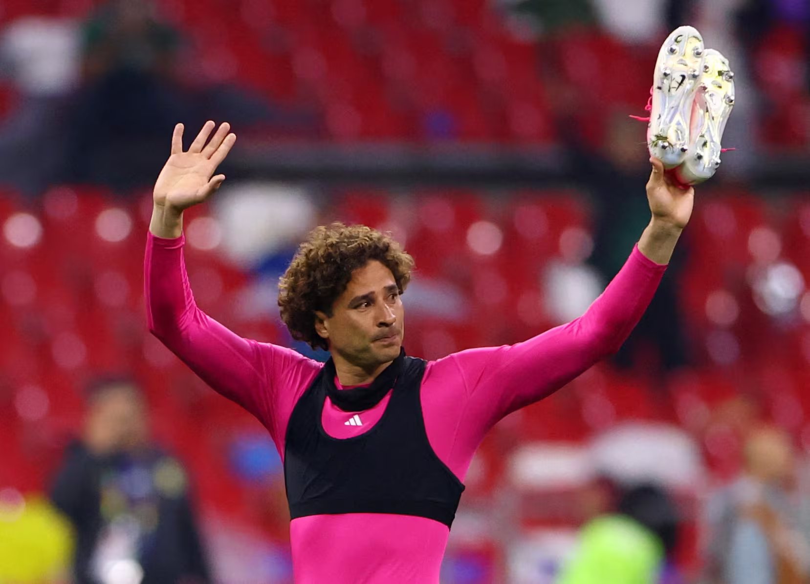 Soccer Football - FIFA World Cup 2026 - Round of 16 - Mexico v England - Estadio Azteca, Mexico City, Mexico - July 5, 2026 Mexico's Guillermo Ochoa acknowledges fans after the match REUTERS/Raquel Cunha