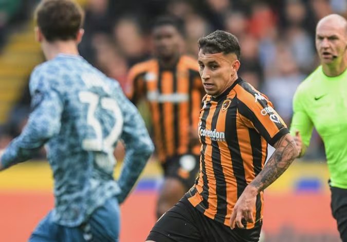El jugador colombiano debutó en la segunda división de Inglaterra con el Hull City, pero no se ganó la tituar hasta la llegada de Rubén Sellés a la dirección técnica - crédito @hullcity/Instagram