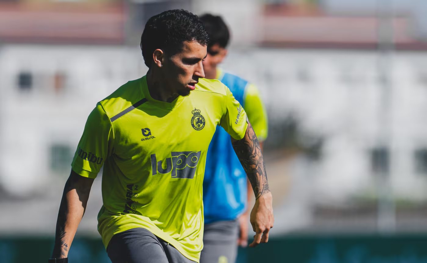El entrenador español sostuvo que la barrera idiomática en Alemania e Inglaterra frenó parte del desarrollo de Gustavo Puerta antes de su salto en Racing de Santander - crédito Racing de Santander