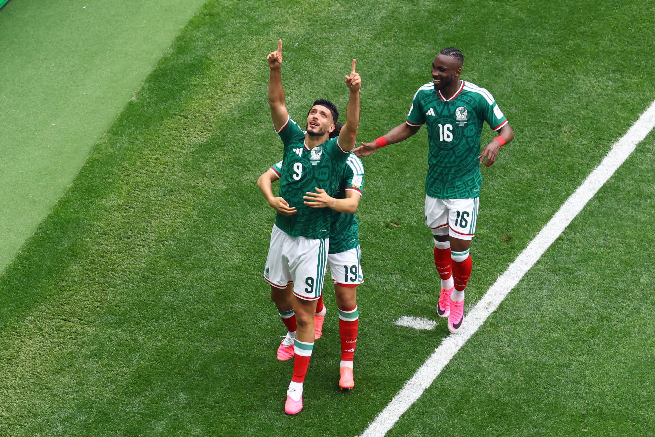 Fútbol - Copa Mundial de la FIFA 2026 - Grupo A - México vs Sudáfrica - Estadio Azteca, Ciudad de México, México - 11 de junio de 2026 Raúl Jiménez de México celebra la anotación de su segundo gol con Gilberto Mora y Julián Quinones REUTERS/Raquel Cunha