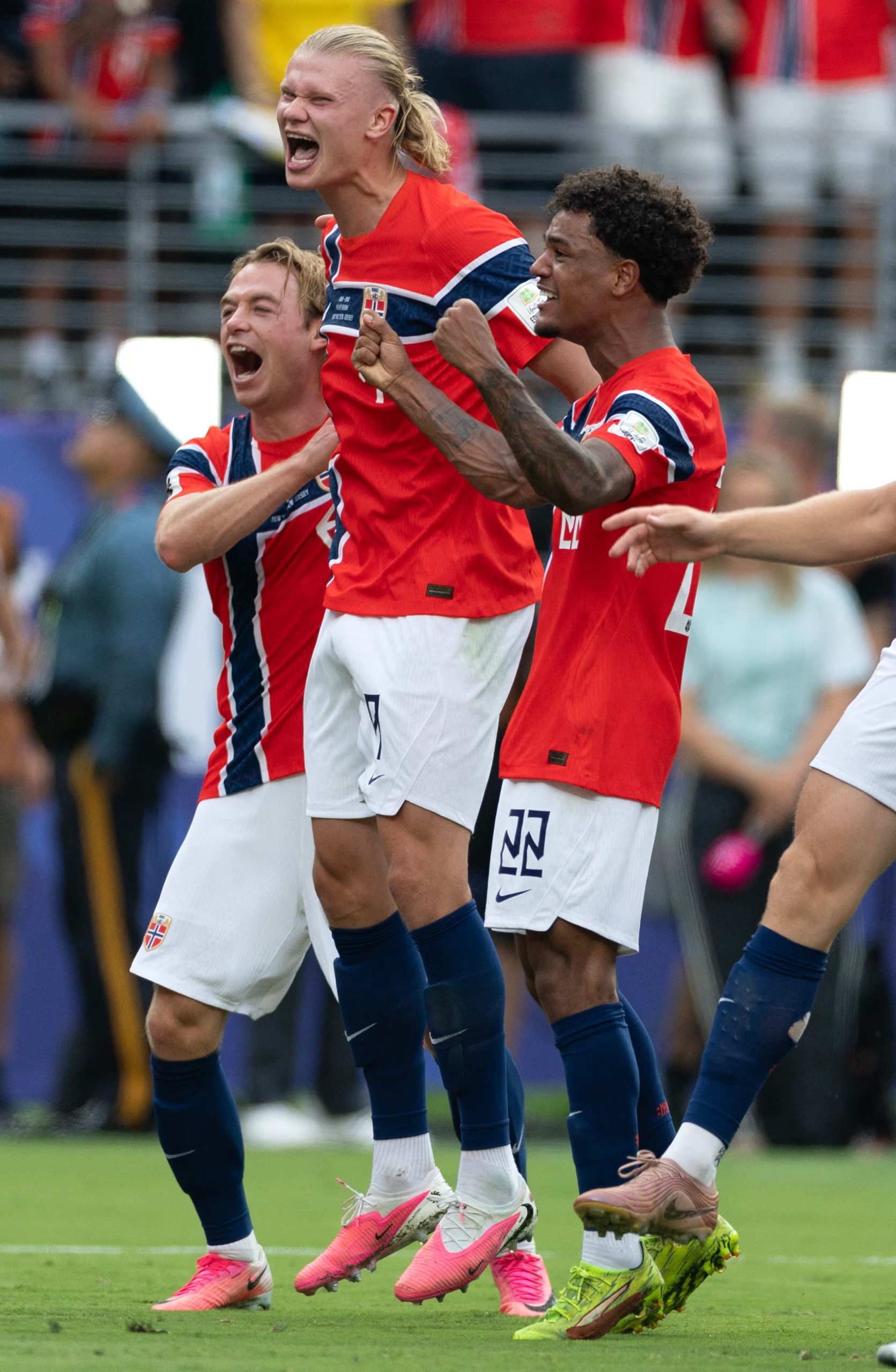 EAST RUTHERFORD, NEW JERSEY - JULY 05: Erling Haaland #9 of Norway celebrates a 2-1 victory with Patrick Berg #6, and Oscar Bobb #22, during the FIFA World Cup 2026 Round Of 16 match between Brazil and Norway at New York New Jersey Stadium on July 05, 2026 in East Rutherford, New Jersey. Al Bello/Getty Images/AFP (Photo by AL BELLO / GETTY IMAGES NORTH AMERICA / Getty Images via AFP)