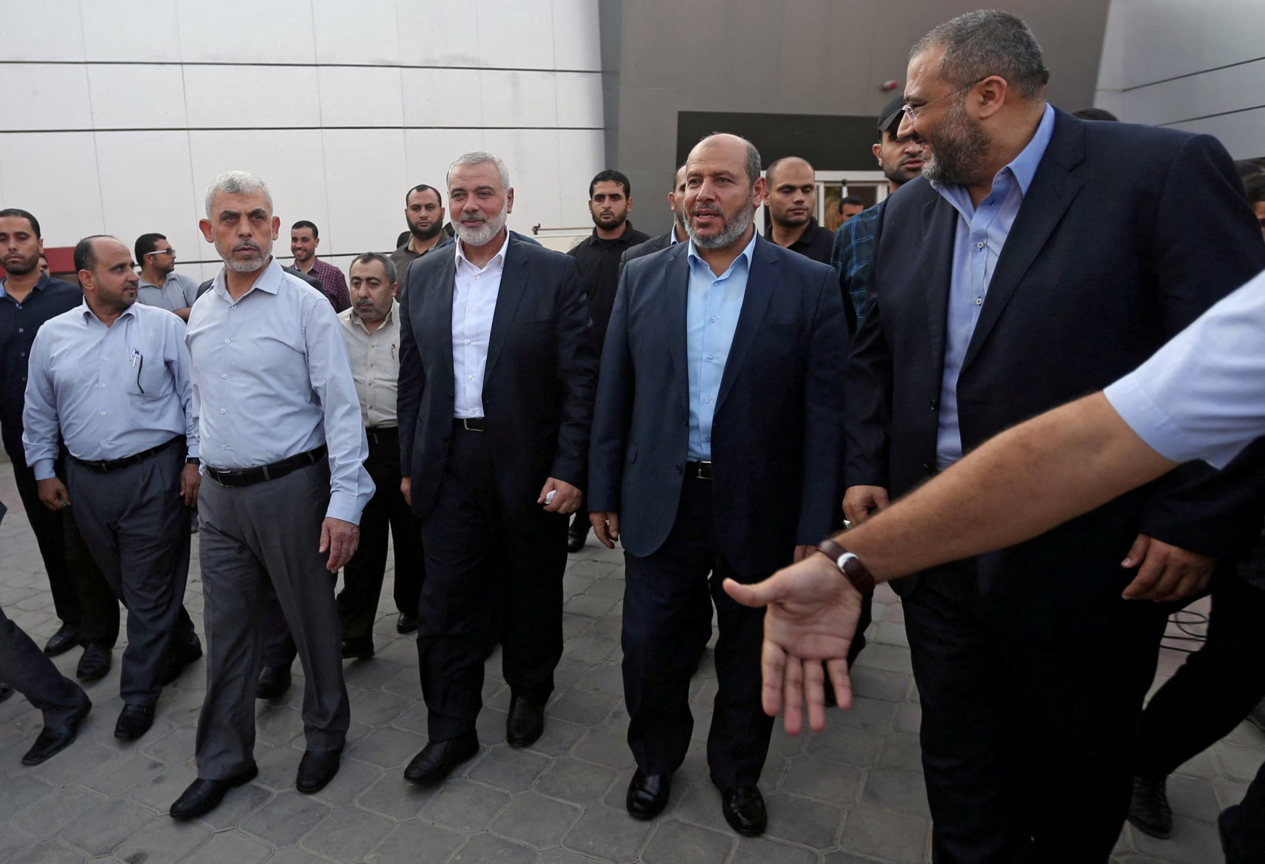 El entonces jefe de Hamas en Gaza, Yahya Al-Sinwar, junto al líder del movimiento Ismail Haniyeh y el dirigente Khalil al-Hayya durante una visita al paso fronterizo de Rafah, en 2017