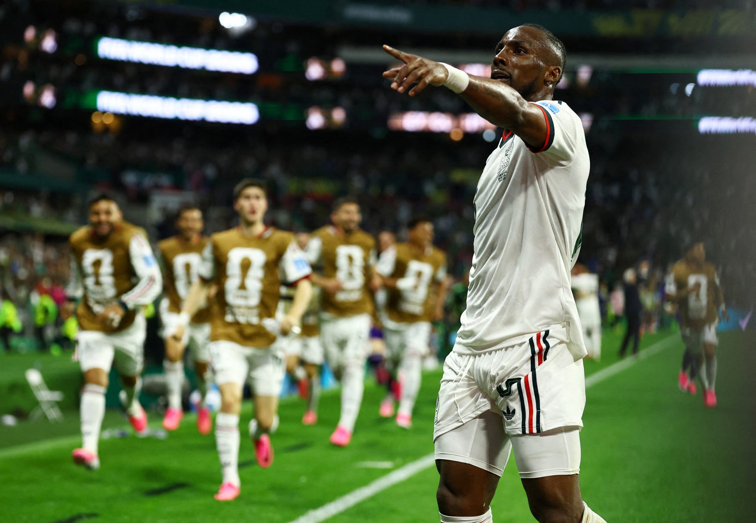 Fútbol - Copa Mundial de la FIFA 2026 - Grupo A - República Checa contra México - Estadio Azteca, Ciudad de México, México - 24 de junio de 2026 El mexicano Julián Quiñones celebra el segundo gol de su equipo REUTERS/Pedro Nunes IMÁGENES DEL DÍA DE TPX