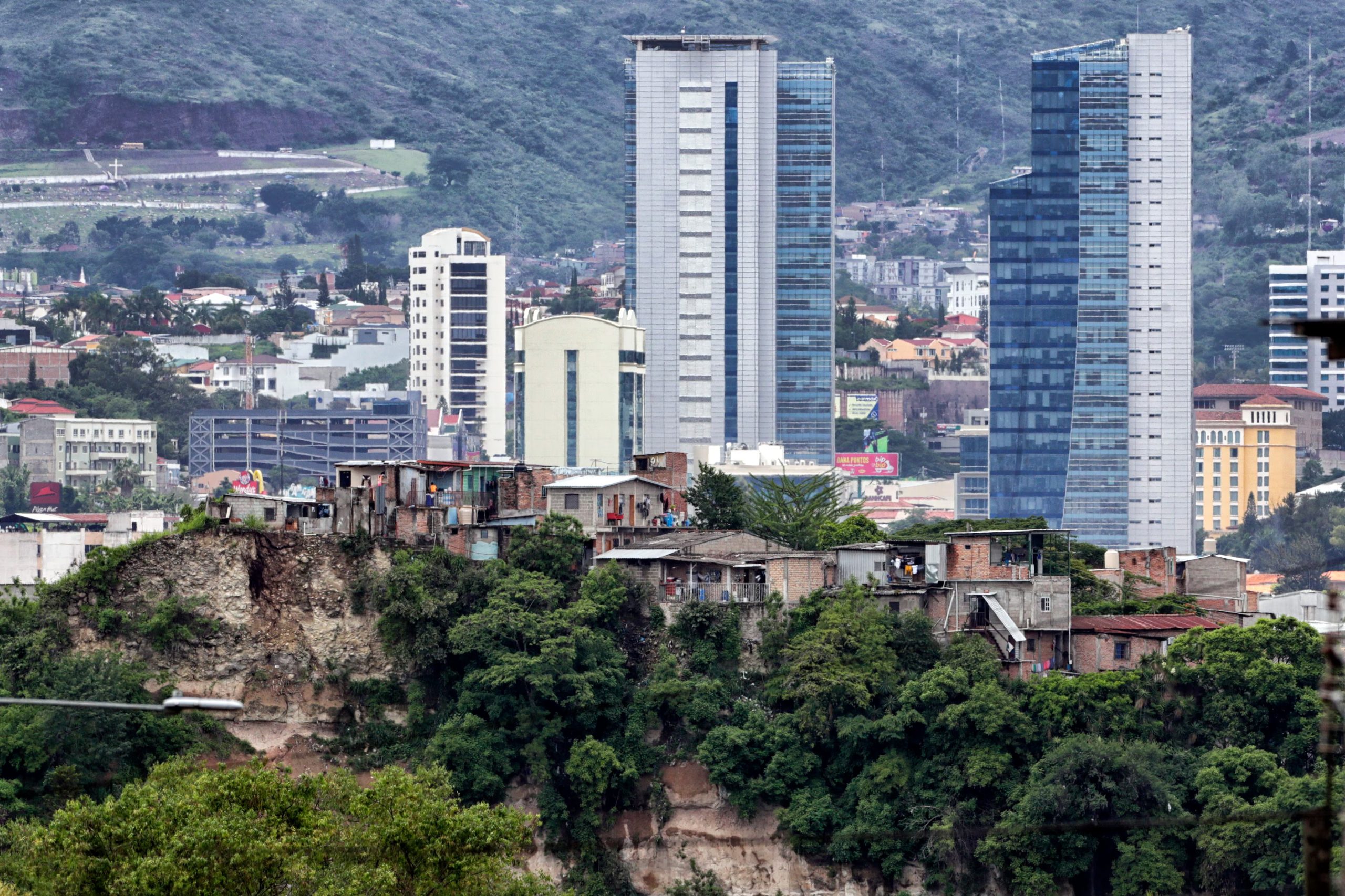 Fotografía que muestra una panorámica de edificios del Centro Cívico Gubernamental en Tegucigalpa (Honduras). EFE/ Gustavo Amador

