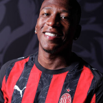 Aston Villa avanza en la contratación de Pervis Estupiñán