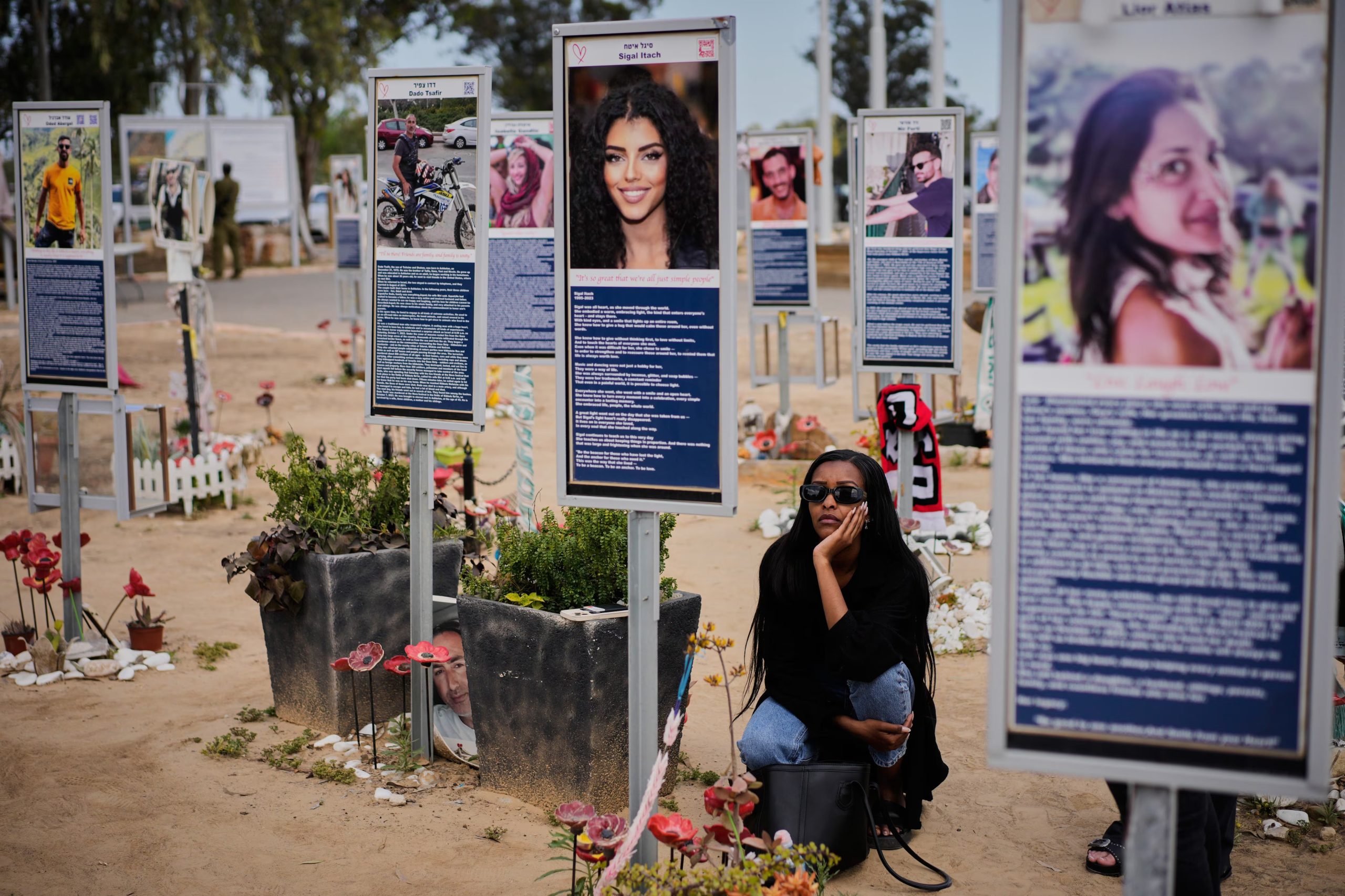 Tel Aviv concentra actos de conmemoración y protestas, con homenajes en la Plaza de los Rehenes y en el Parque Yarkon. (AP/ARCHIVO)