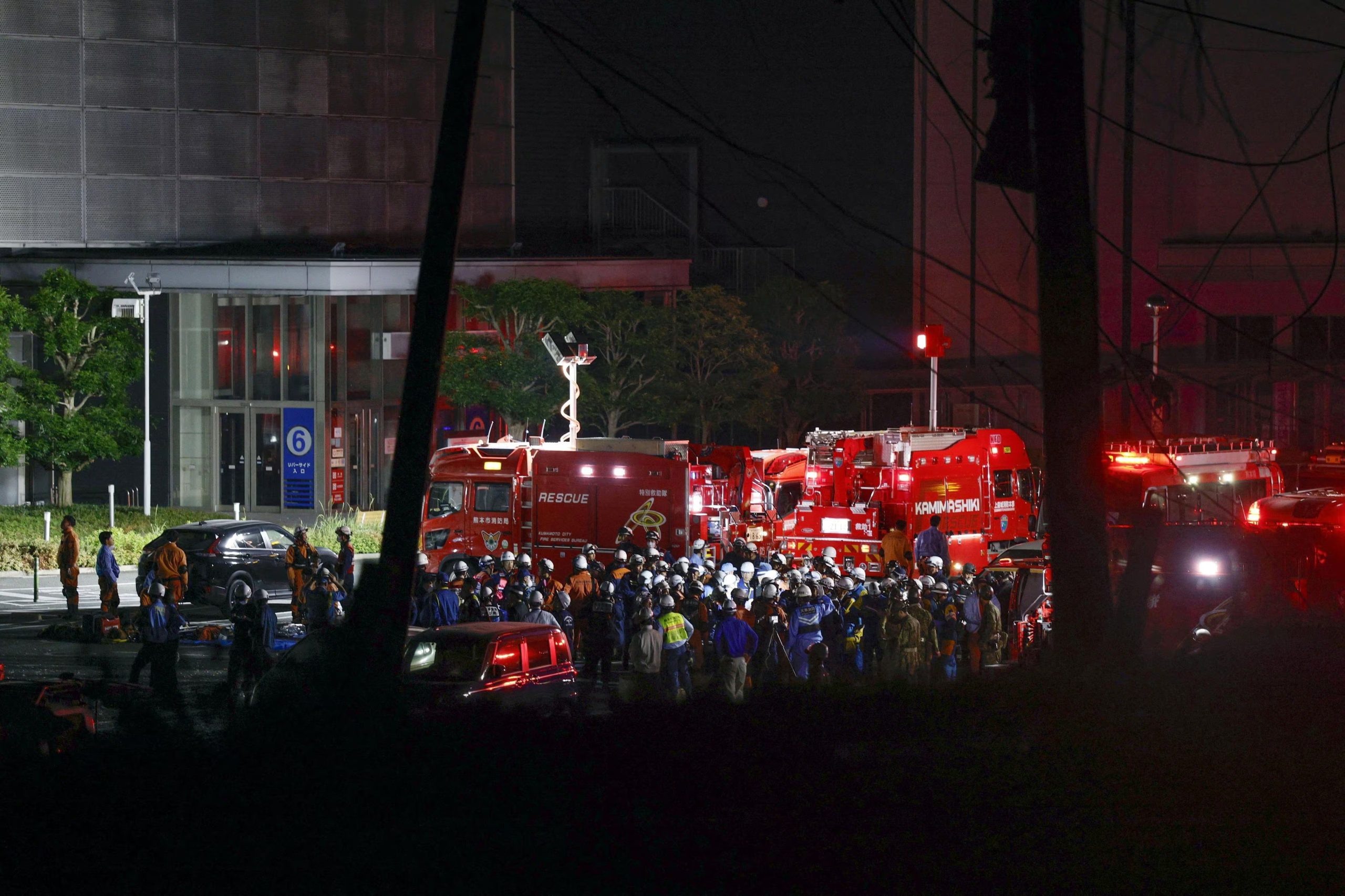 Equipos de rescate trabajan en el Aeon Mall de Kashima tras la explosión que siguió al terremoto. (Reuters)
