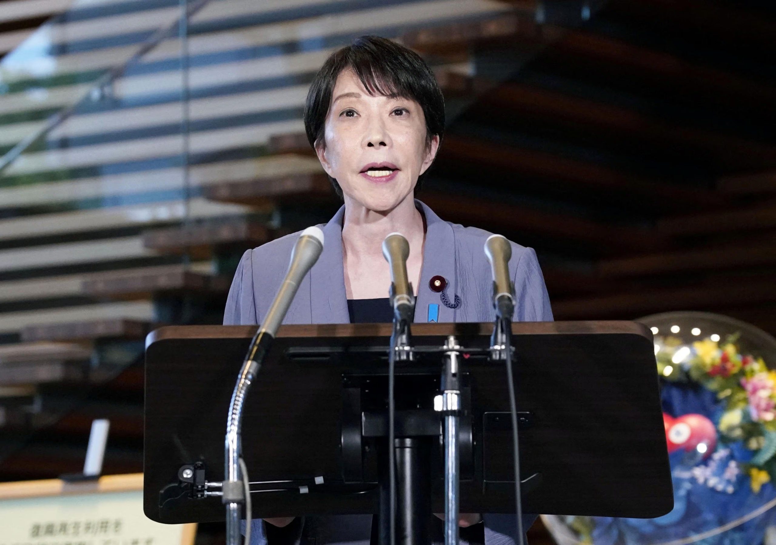 La primera ministra Sanae Takaichi ordenó evacuar a más de 260.000 personas, mientras Japón registró cortes de luz, fallas móviles y riesgo de nuevos temblores. (Reuters)