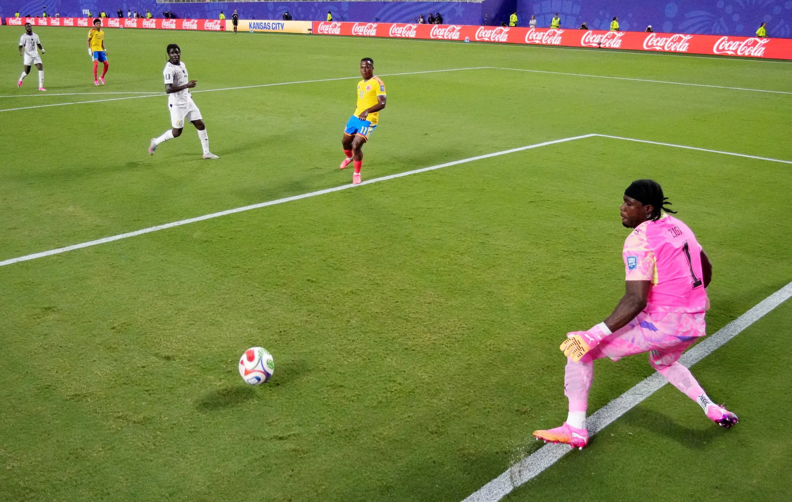 Este es el momento exacto en el que el balón cruza la línea del arco para el gol de la Selección Colomiba ante Ghana, en la segunda ronda del Mundial 2026 - crédito Shipiwe Sibeko/Reuters