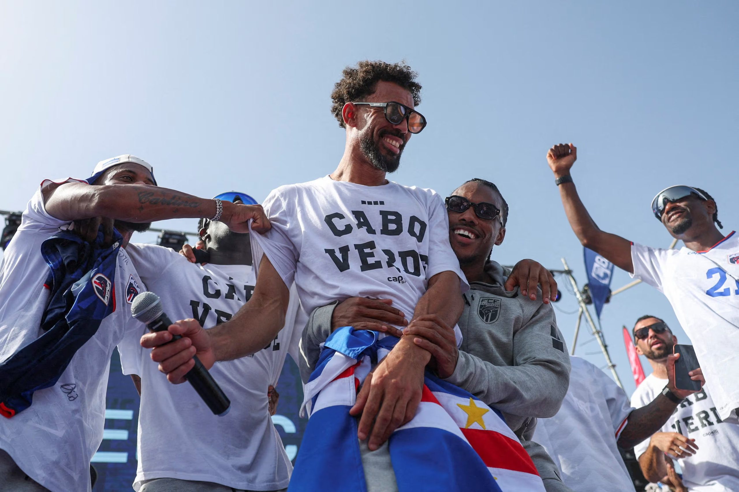 Vozinha, de Cabo Verde, junto a sus compañeros de equipo, celebra con los aficionados tras llegar de Estados Unidos. REUTERS/Sodiq Adelakun.