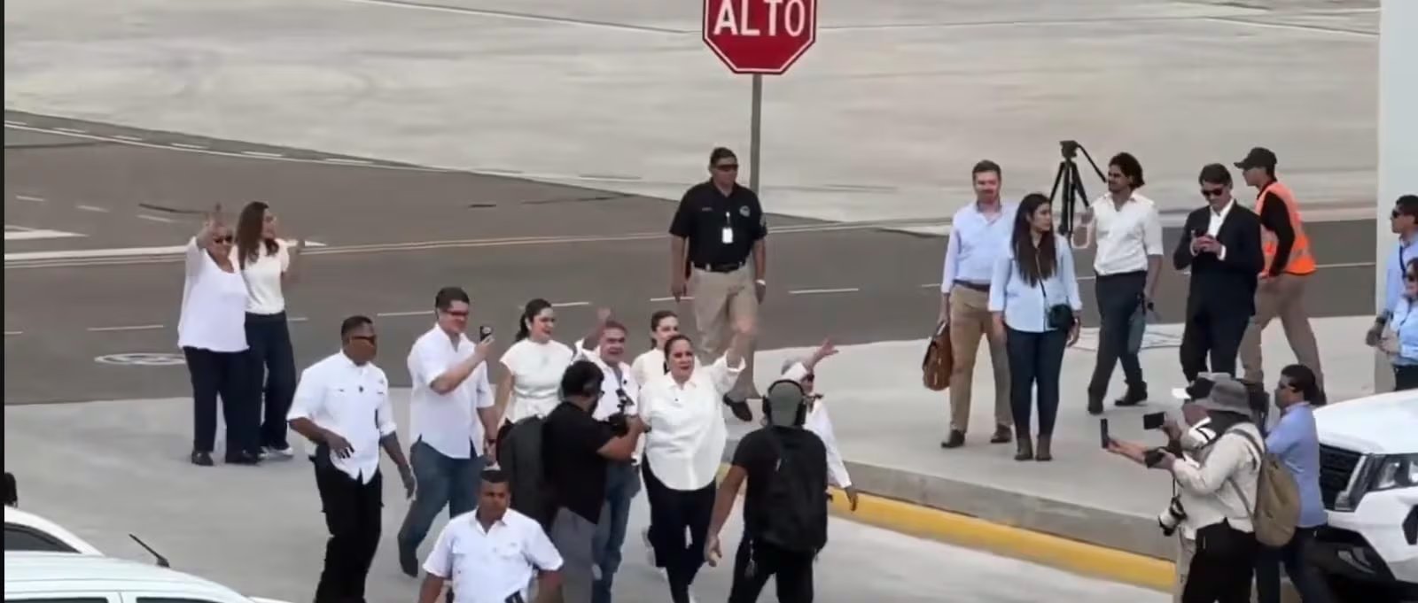 El vuelo privado de Juan Orlando Hernández salió de Fort Lauderdale con su abogado Renato Stabile, testigos de la defensa y otros integrantes de la comitiva.