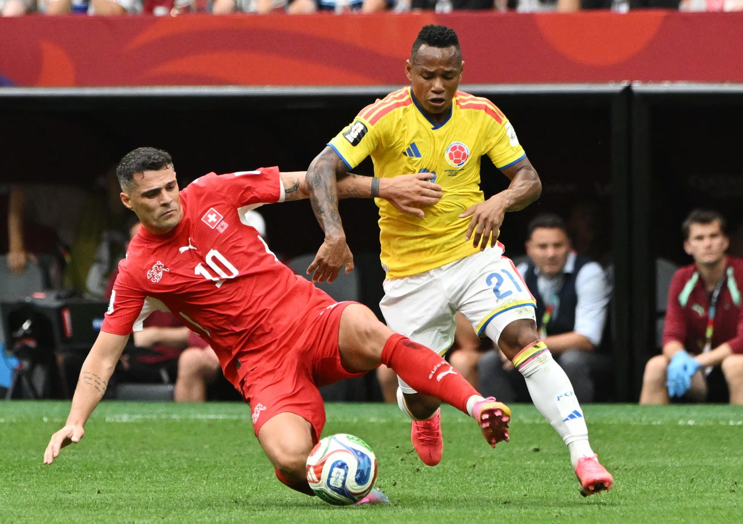 Granit Xhaka peleando uno de los balones en el partido contra Colombia, ante Jáminton Campaz - crédito Simon Fearn/IMAGN IMAGES vía Reuters