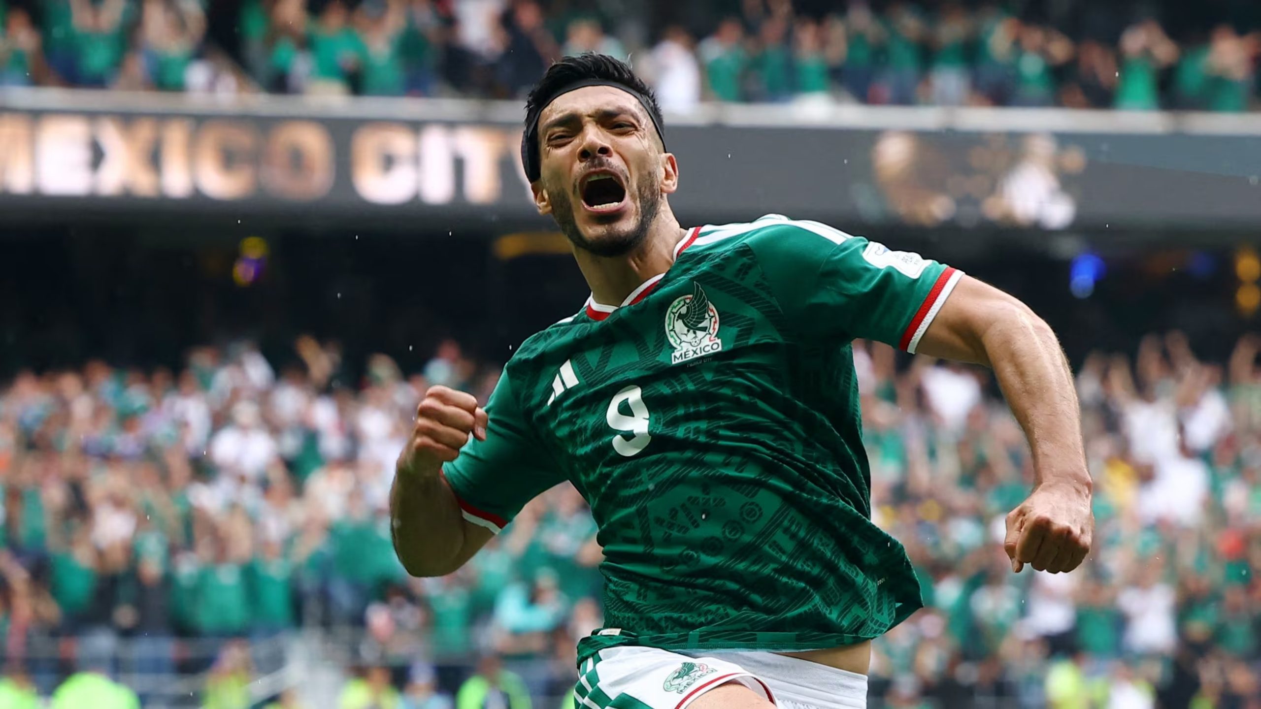 El jugador de México festeja el gol vs Sudáfrica. (REUTERS/Pawel Kopczynski)