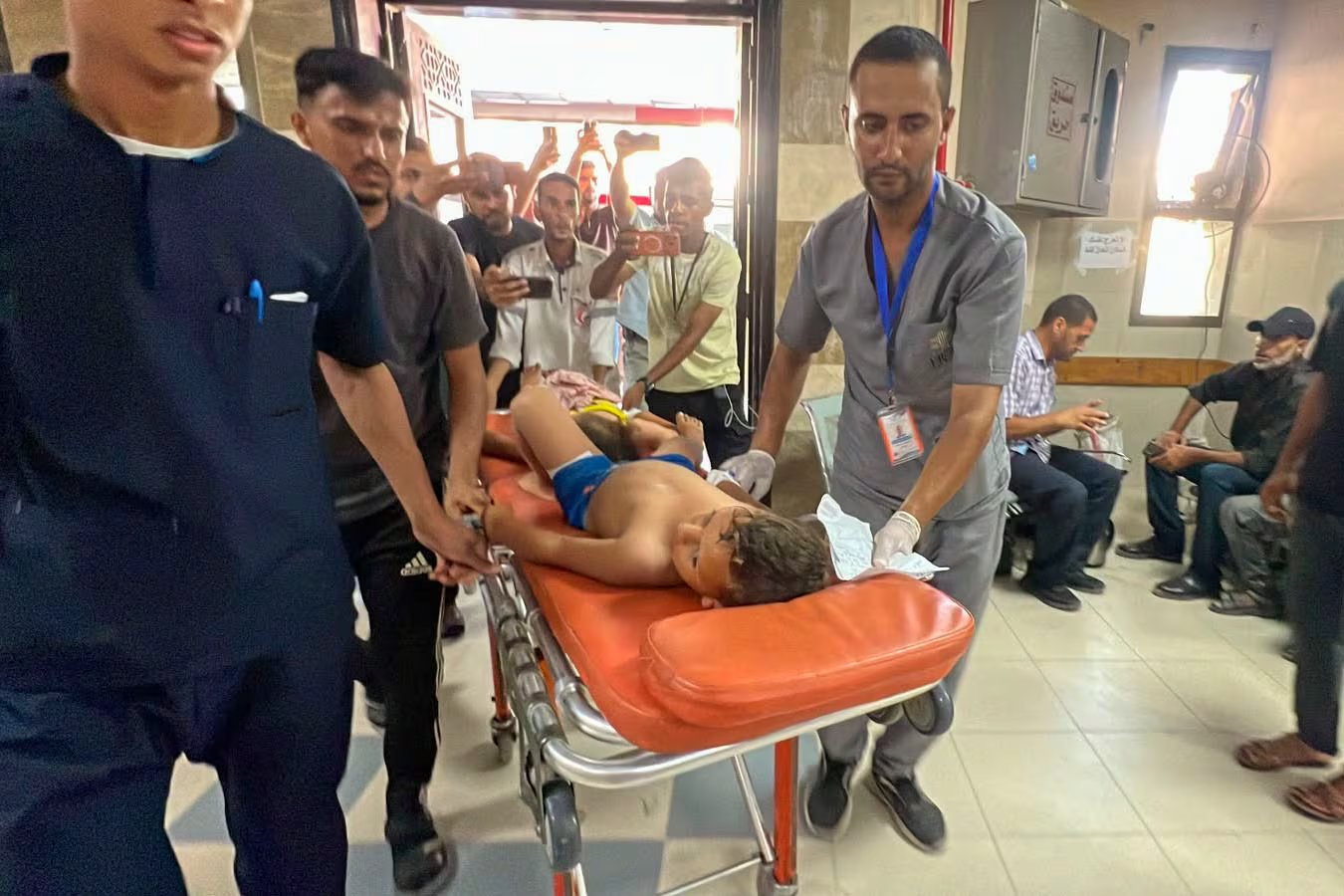 Heridos son trasladados al hospital de campaña Al Kuwait tras un ataque aéreo (Jan Yunis, sur de la Franja). EFE/