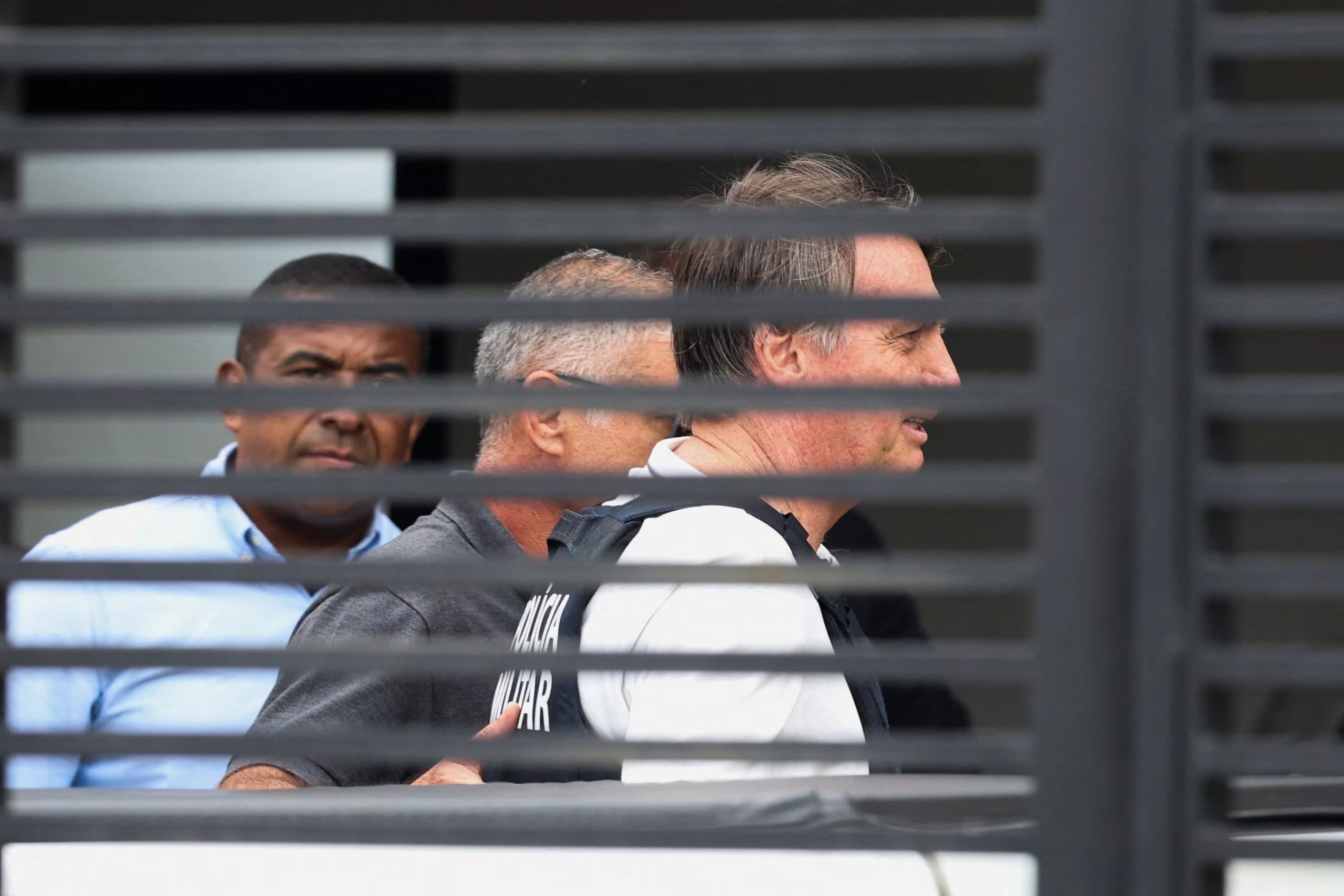 El expresidente brasileño Jair Bolsonaro llega a su domicilio para comenzar a cumplir arresto domiciliario, el 27 de marzo de 2026 (REUTERS/Adriano Machado)