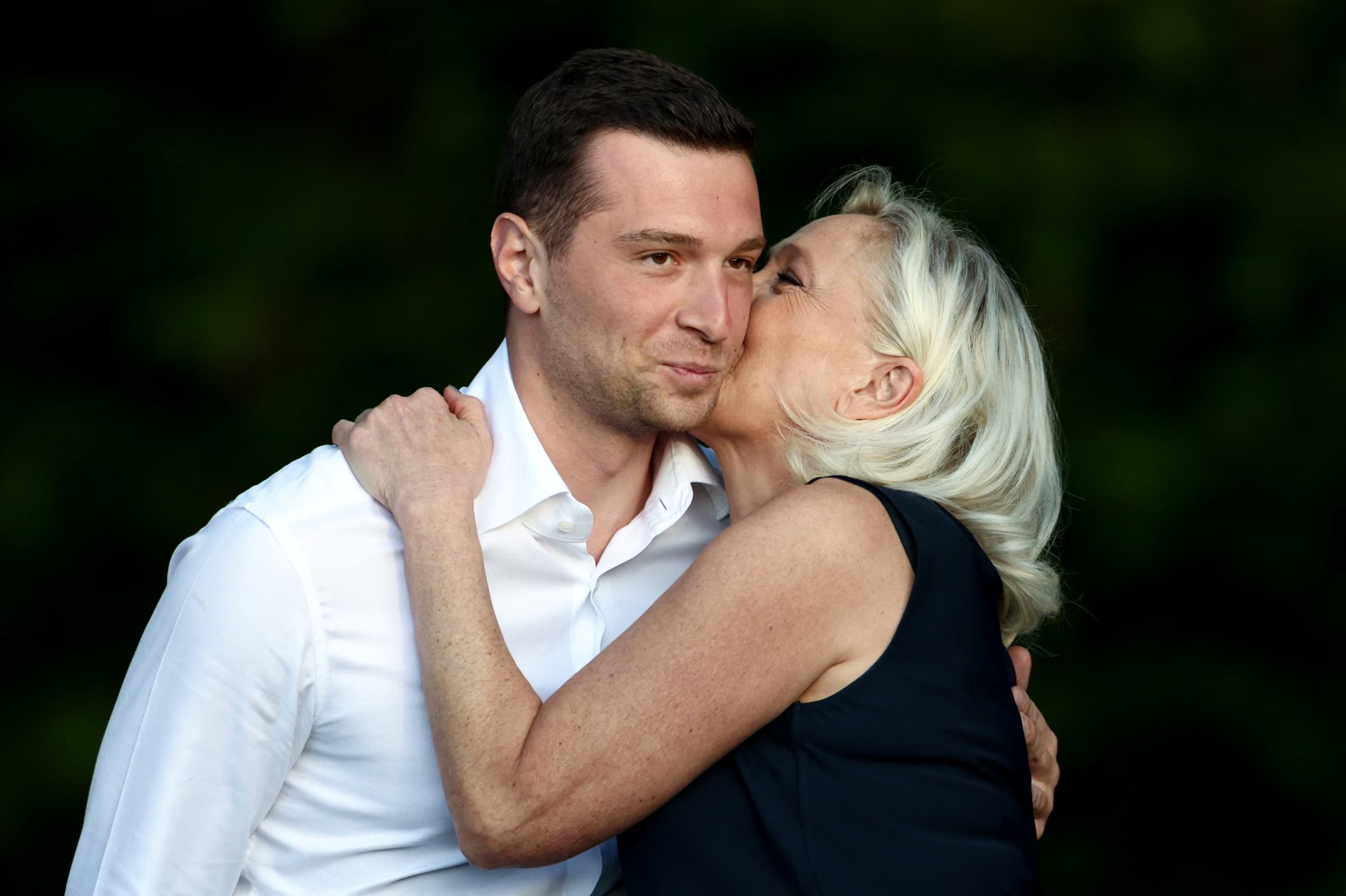 Le Pen anticipó que, si no puede competir, cederá el liderazgo de la campaña presidencial a Jordan Bardella, de 30 años, presidente de la Agrupación Nacional (RN) y principal figura emergente del partido (REUTERS)