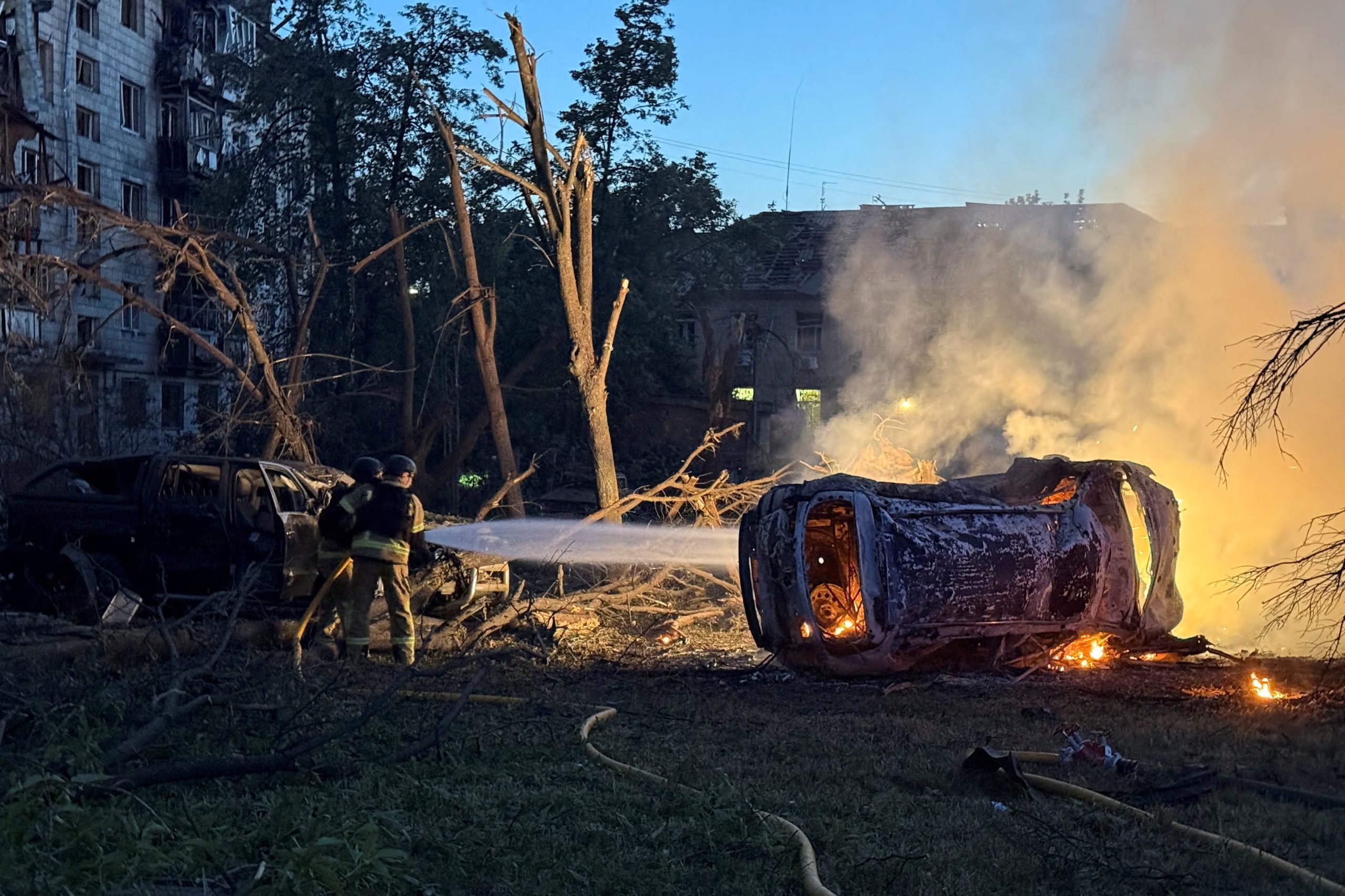 Los bomberos trabajan en el lugar donde se encuentra un edificio de apartamentos dañado durante un ataque con misiles y drones rusos, en el marco de la invasión de Ucrania por parte de Rusia, en Kiev, Ucrania, el 2 de julio de 2026
Fotografía tomada con un teléfono móvil REUTERS/Stringer