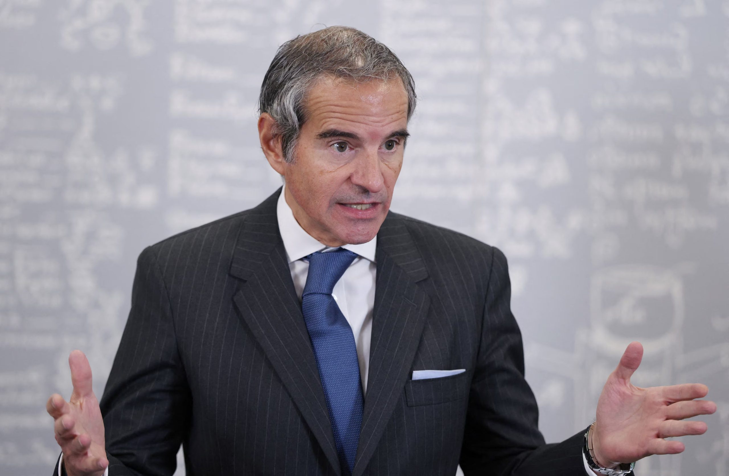 El director general del Organismo Internacional de Energía Atómica (OIEA), Rafael Grossi, habla con los medios de comunicación (REUTERS/Ramil Sitdikov/Archivo)