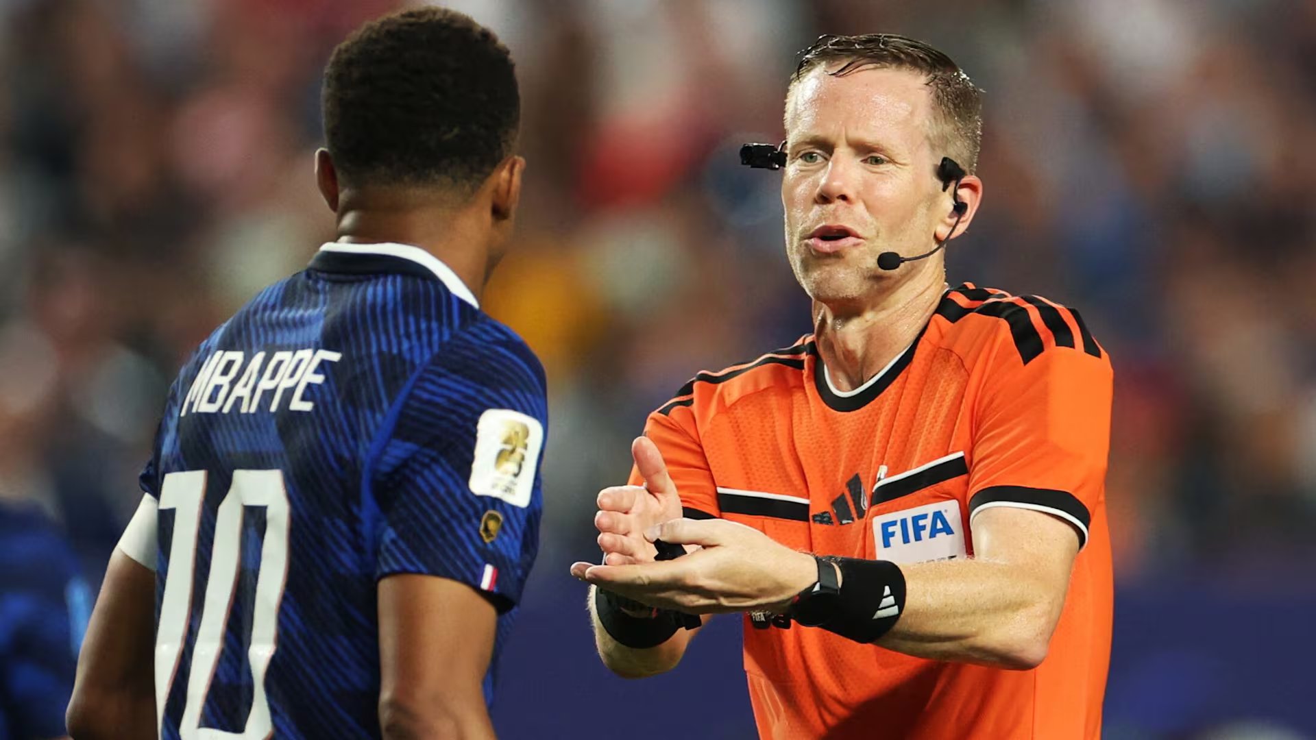 Drew Fischer discutiendo con Mbappe en el partido entre Francia e Irak