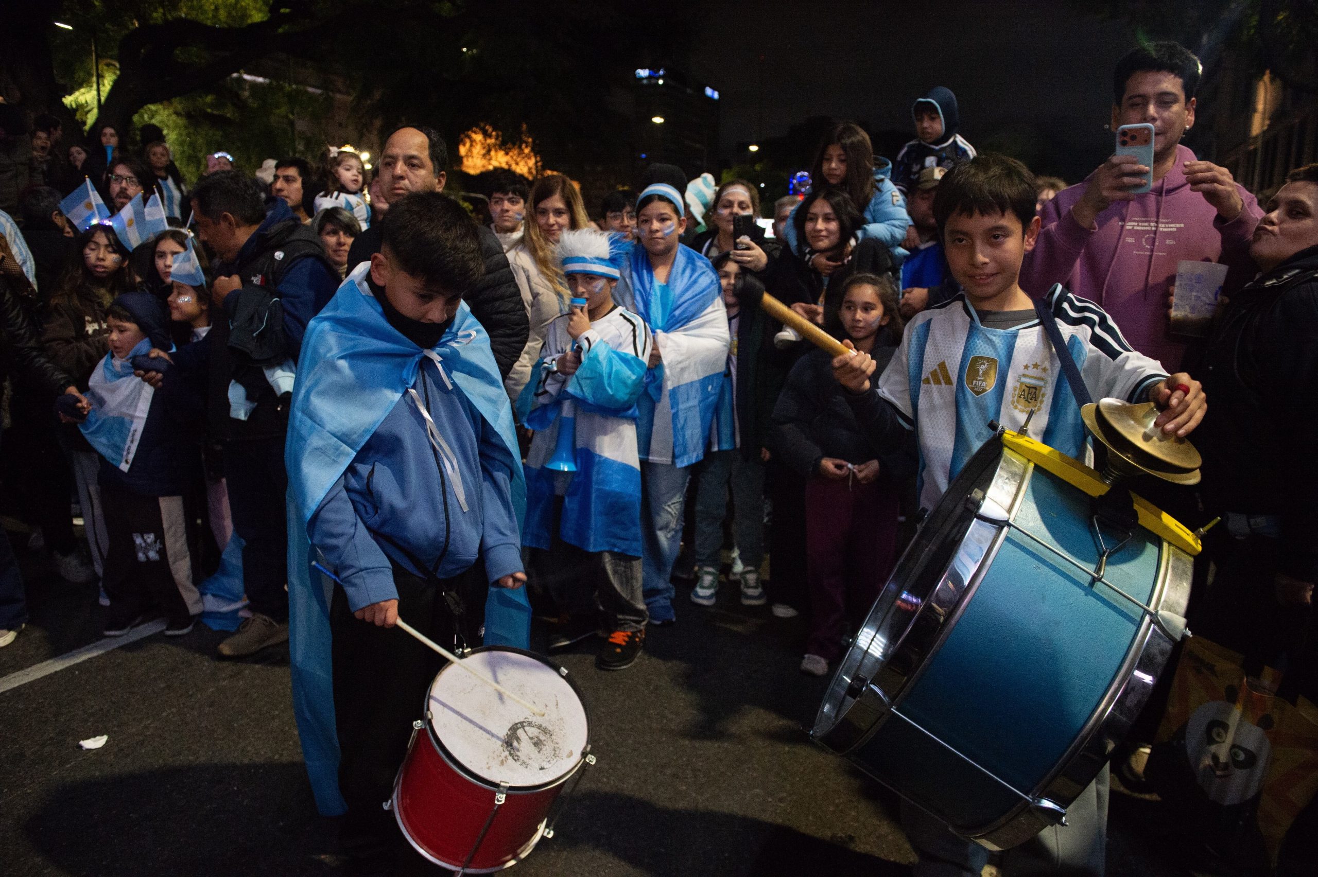 Cánticos y banderas albicelestes acompañan la celebración multitudinaria en el Obelisco