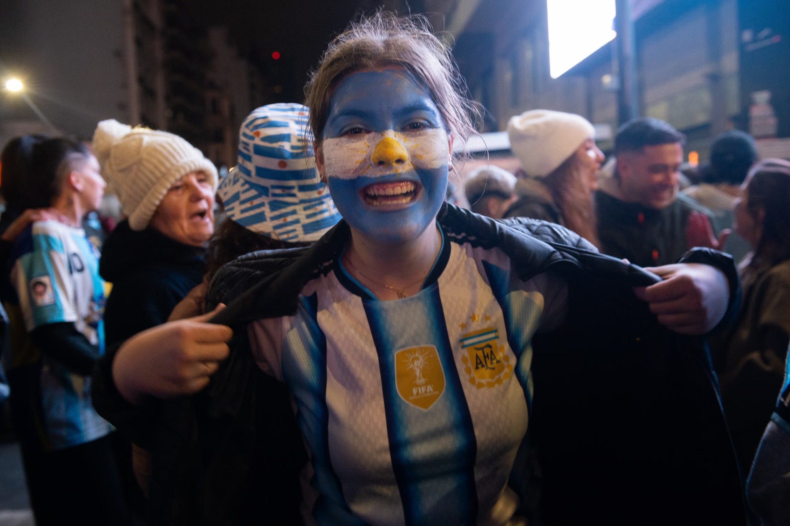 Una hincha con la cara pintada de celeste y blanco en la previa de la semifinal

