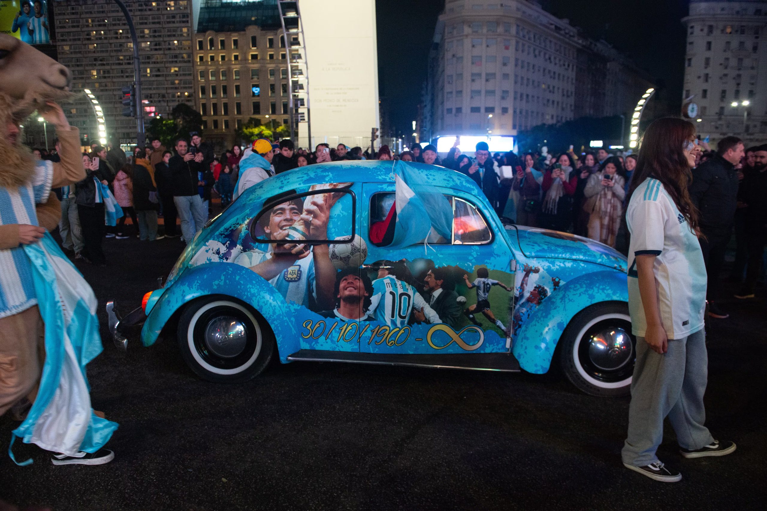 Un auto ploteado con los colores y símbolos de Argentina recorre las calles celebrando la clasificación