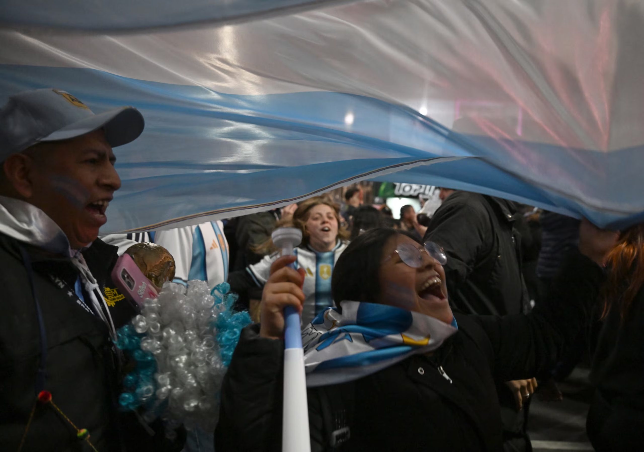 Banderas argentinas cubren la plaza central durante los festejos, en una postal de orgullo y unidad nacional
