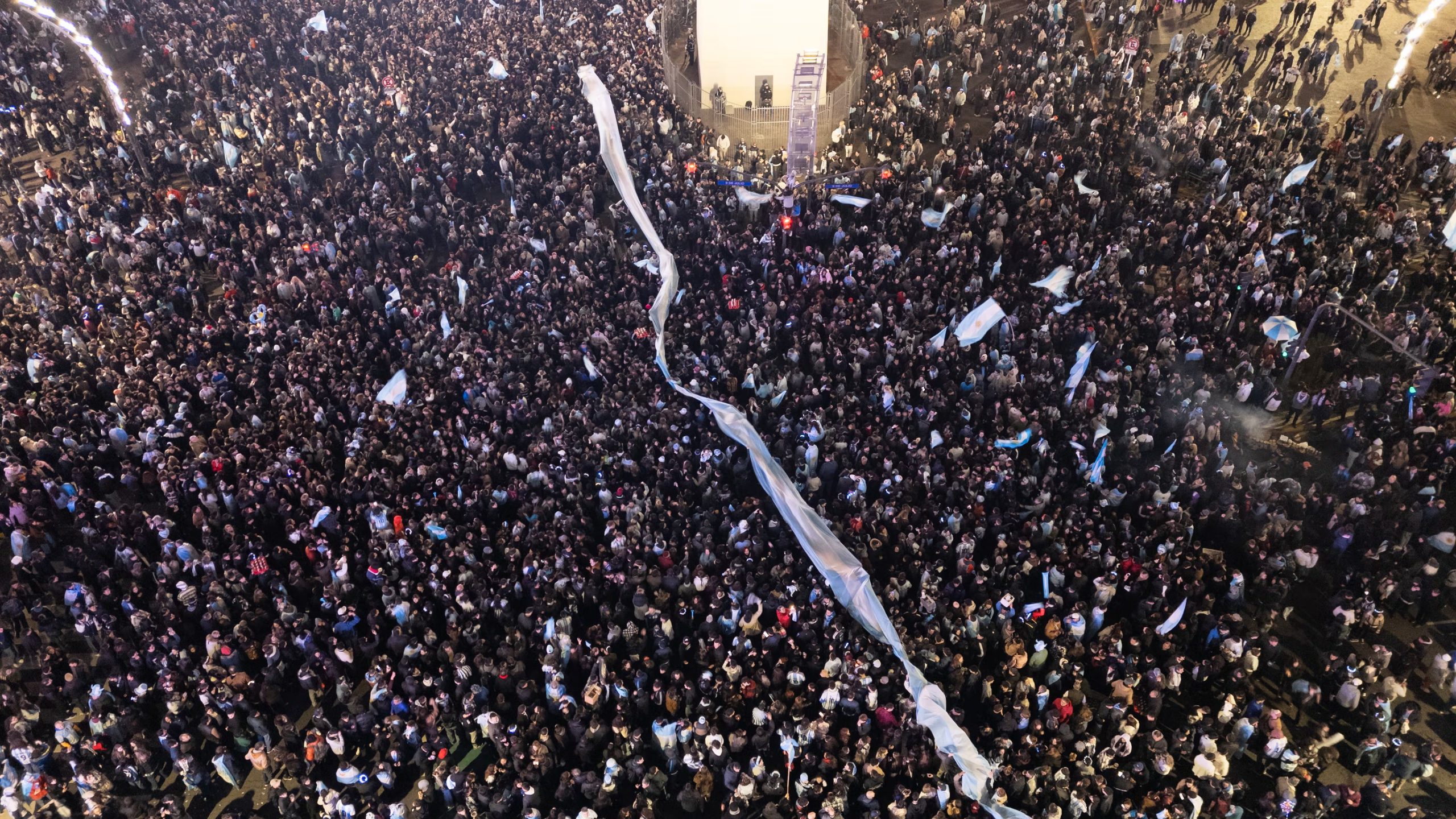 Banderas, bombos y papelitos tiñen de celeste y blanco el corazón de Buenos Aires
