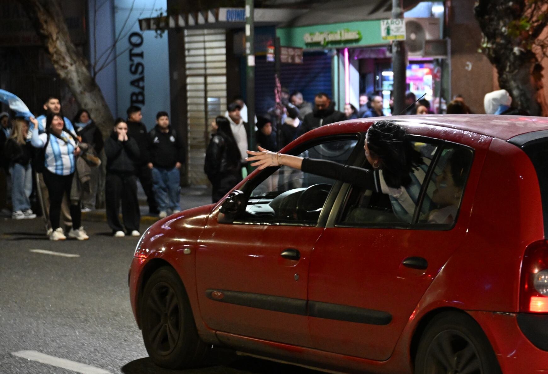 Las personas salieron a festejar a las calles del centro de Buenos Aires tras una noche de triunfo